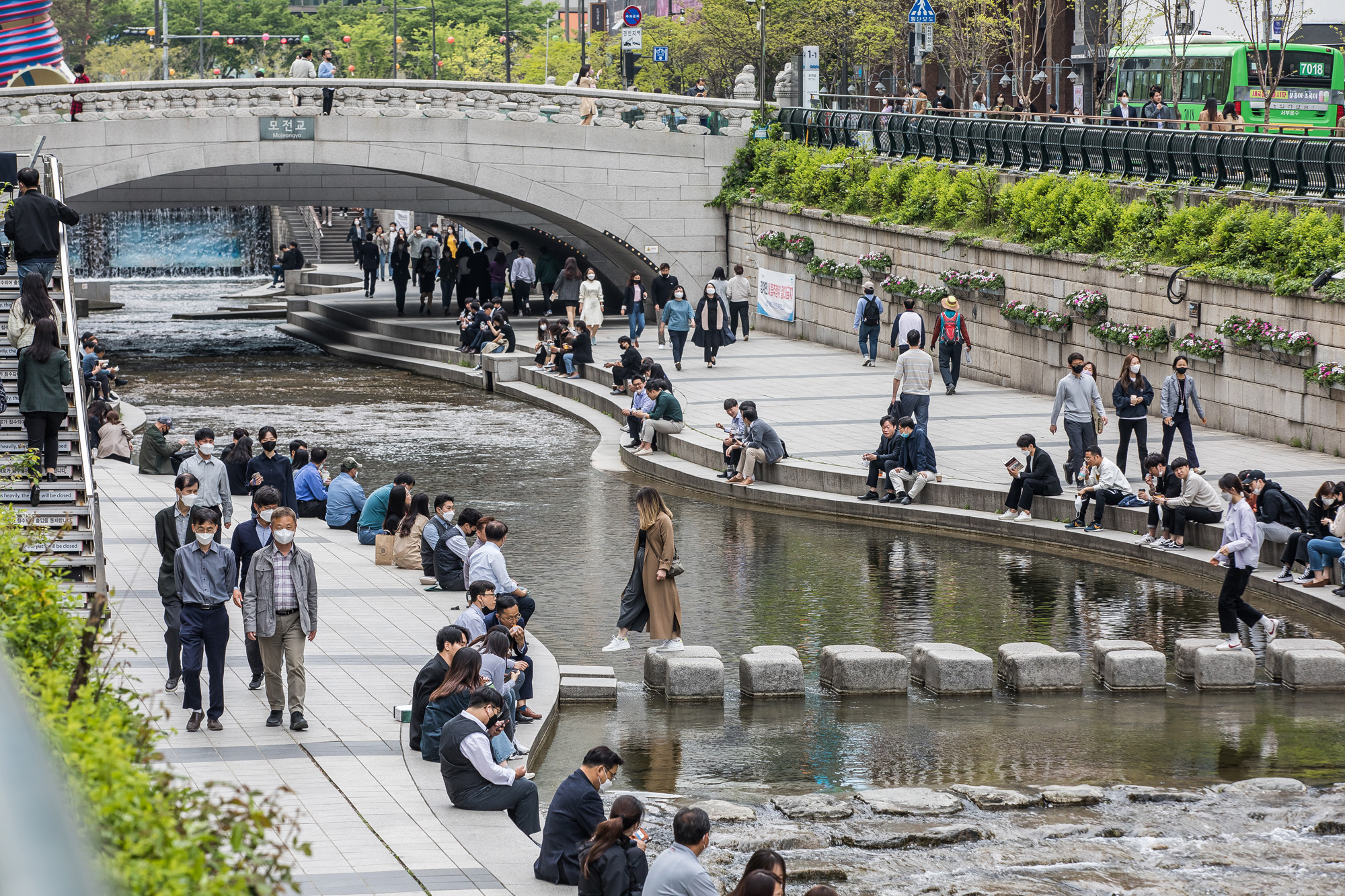 사회;세태;사회적거리두기전면해제;코로나19;신종코로나바이러스감염증;청계천점심시간;청계천직장인들