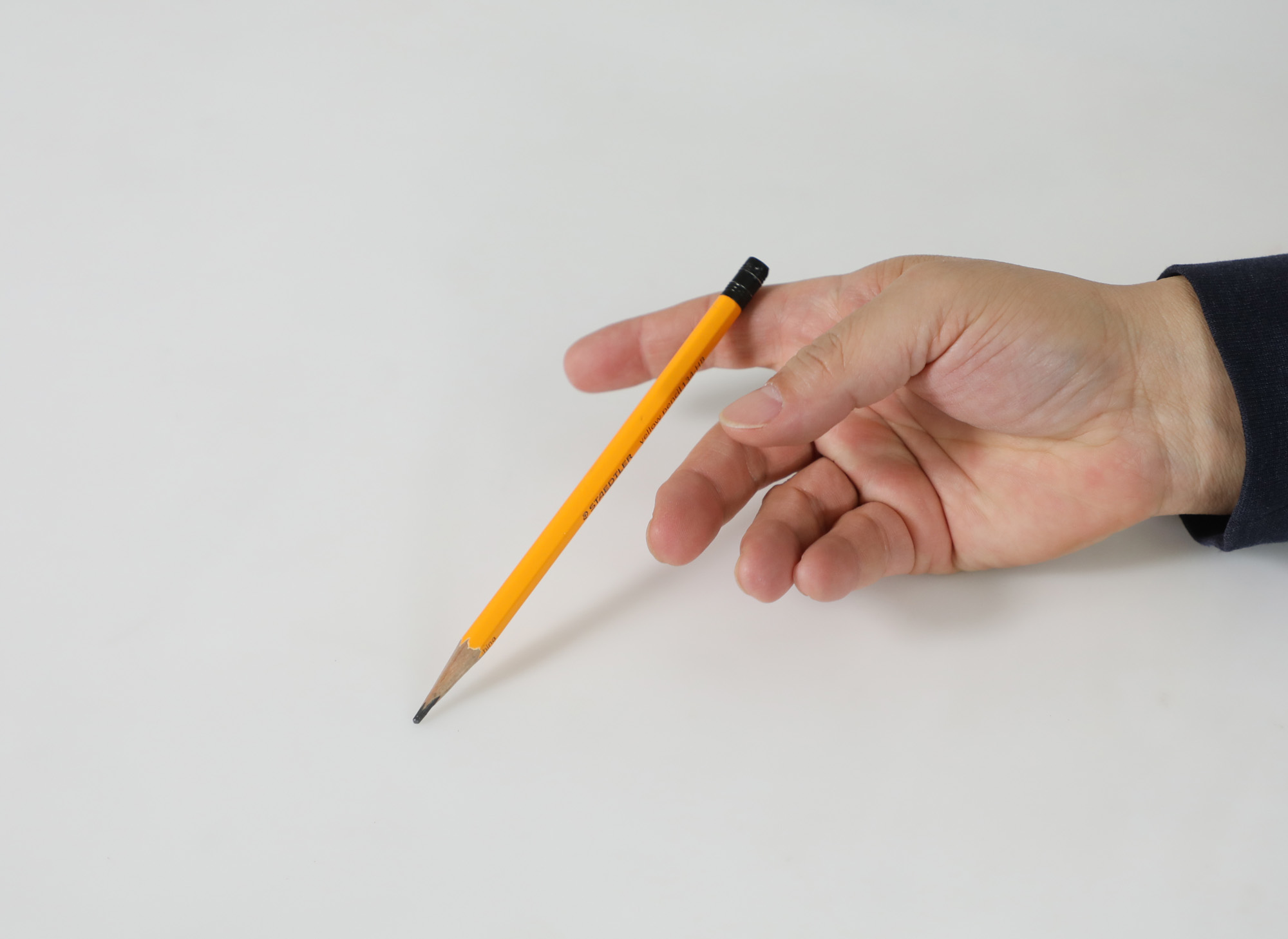 연필;손