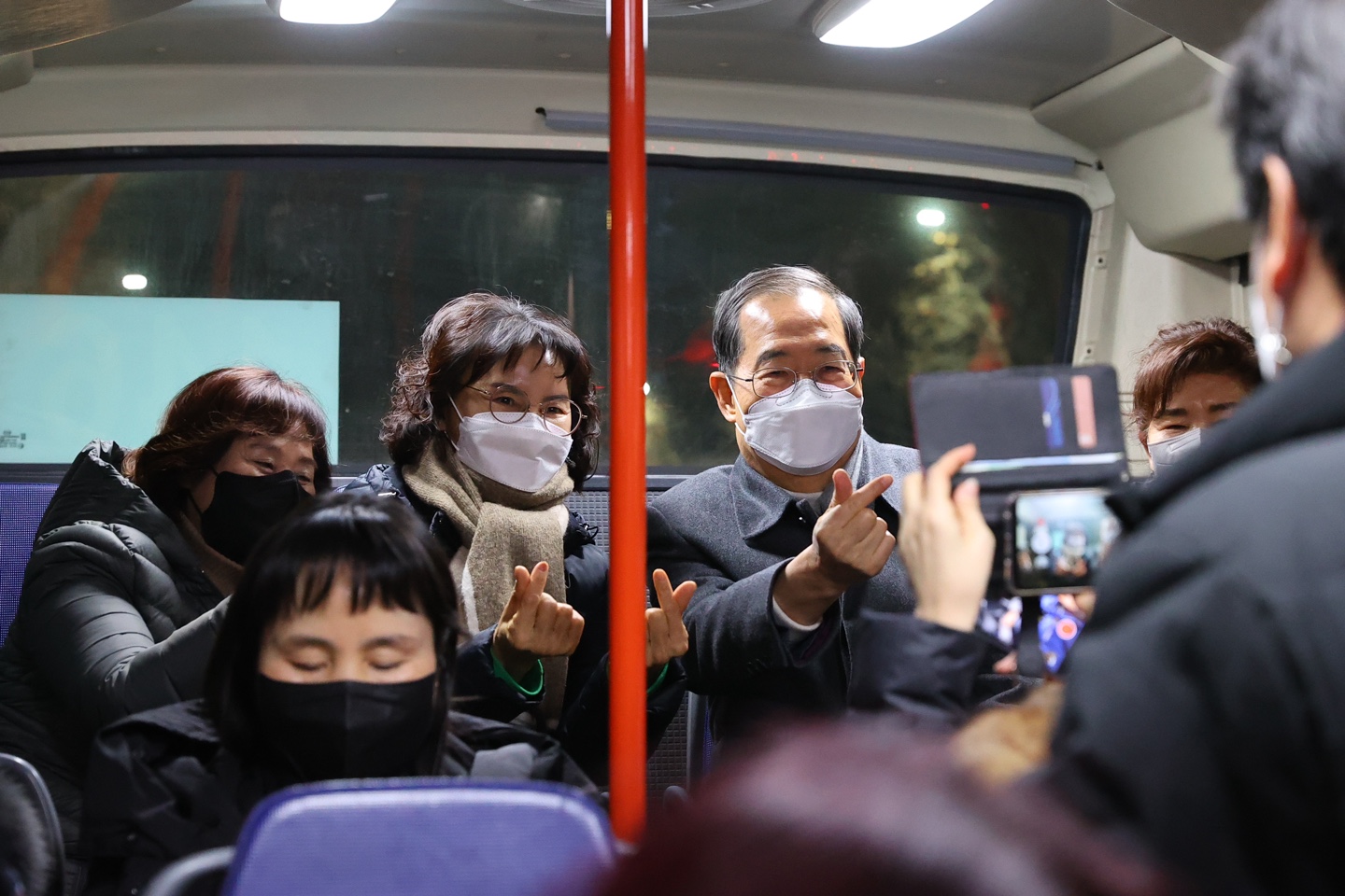 한덕수 첫출근 근로자 격려