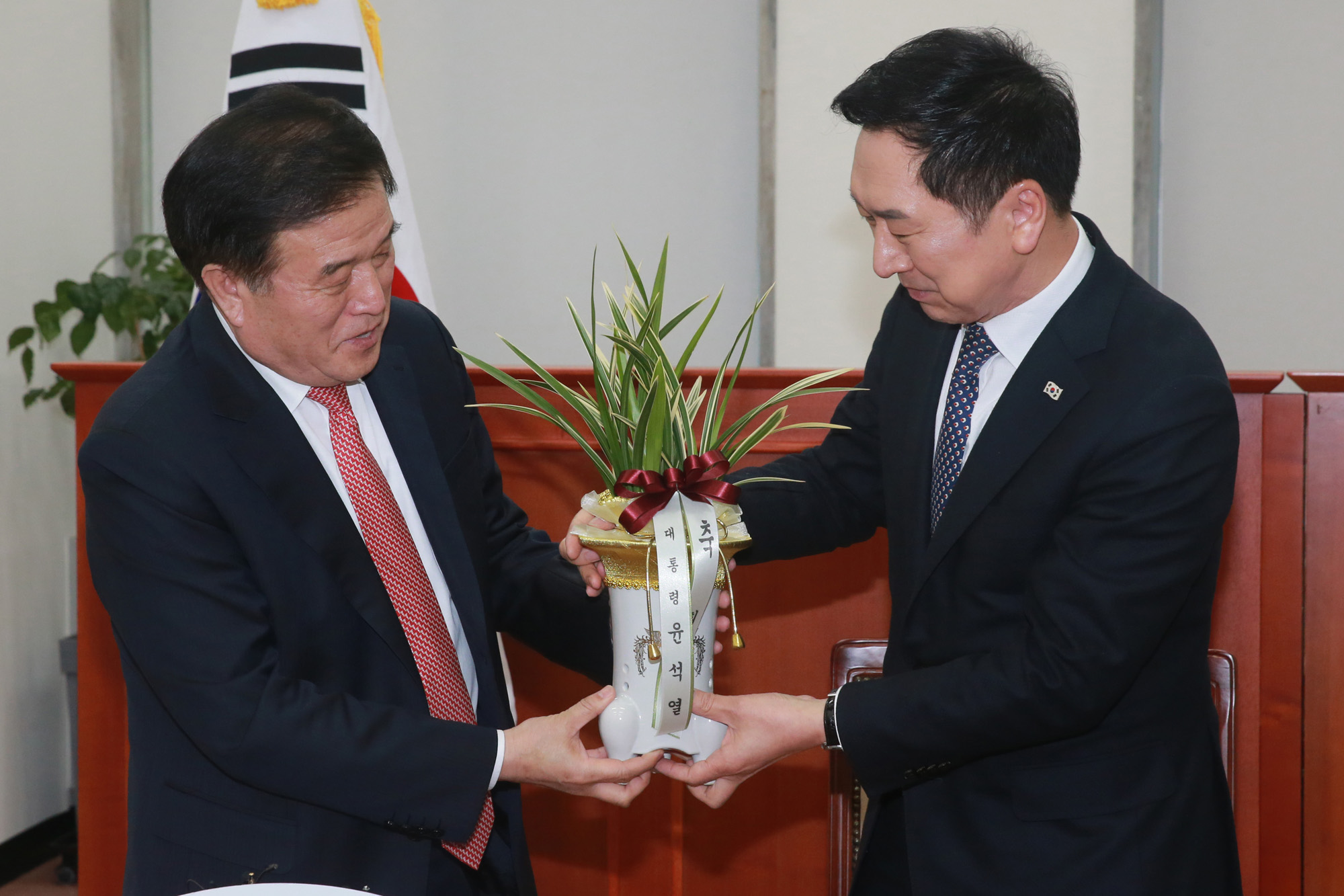 정치;국회;김기현;윤석열 대통령축하난;이정복 정무수석