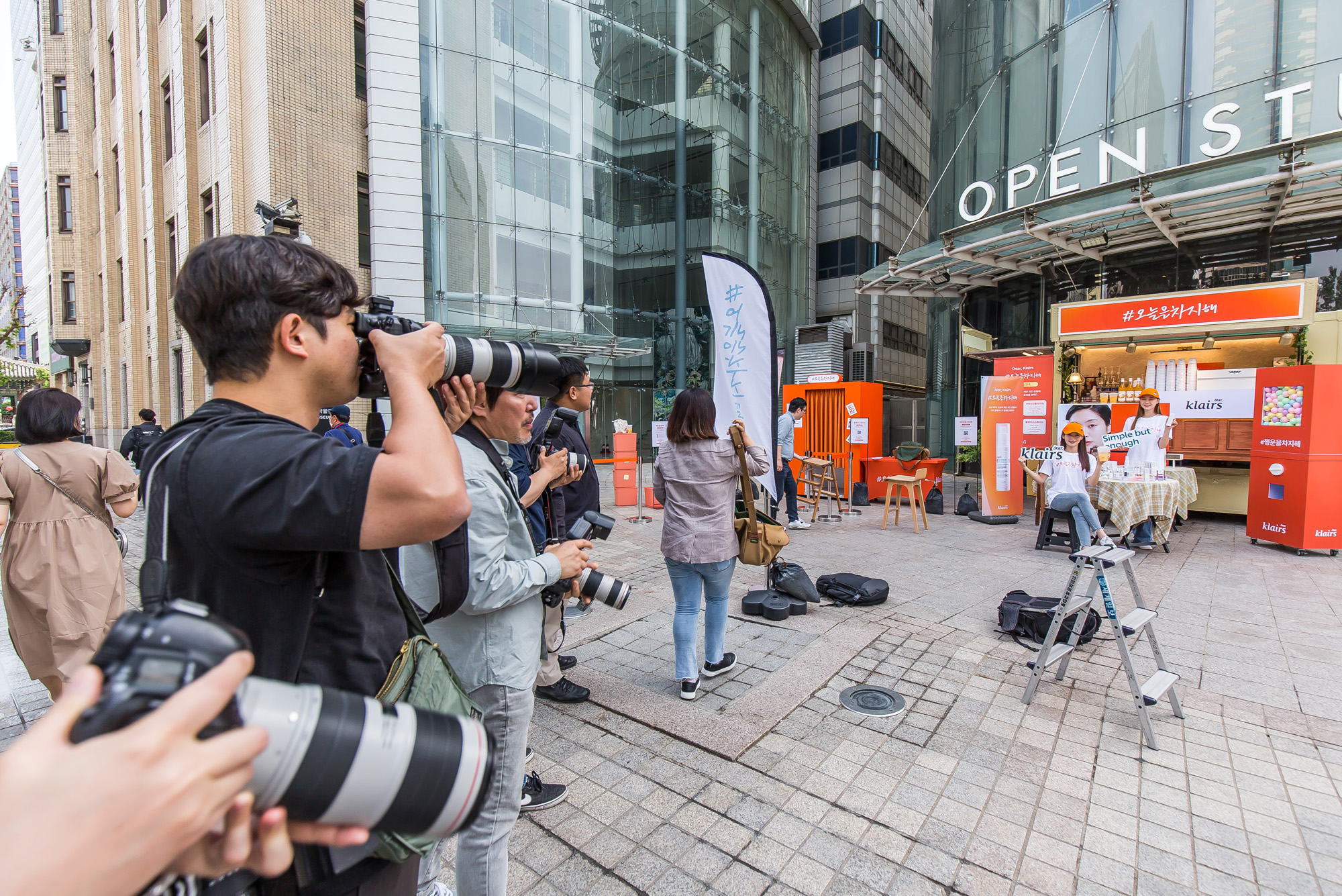 경제;행사;화장품;디어클레어스;오늘을차지해;팝업스토어;비타민차징세럼;엔데믹;메이크업