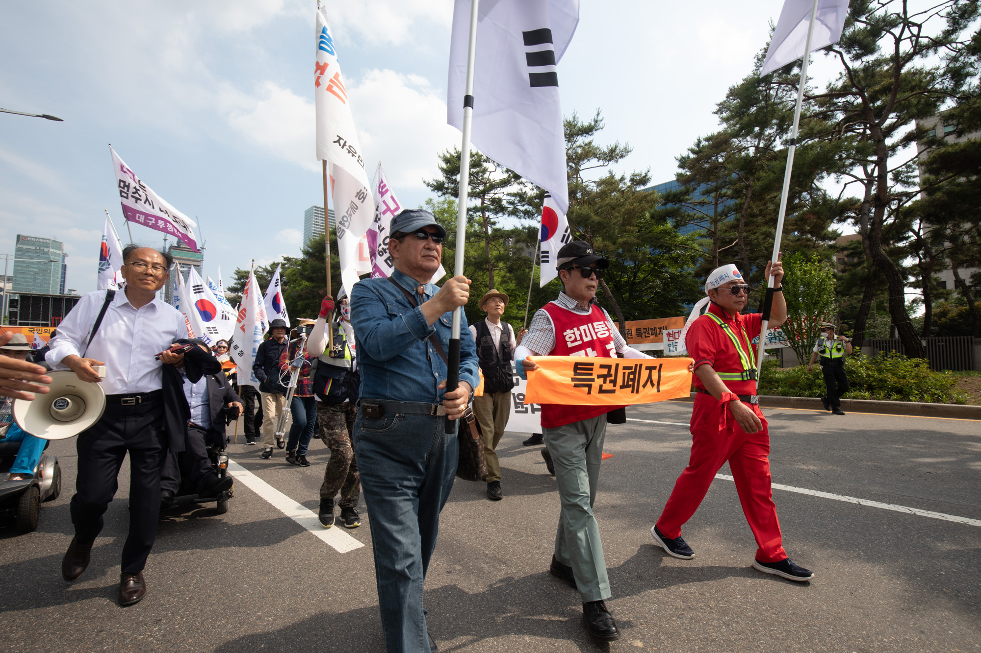 사회;집회;특권폐지국민운동본부;국회의원;국회;인간띠
