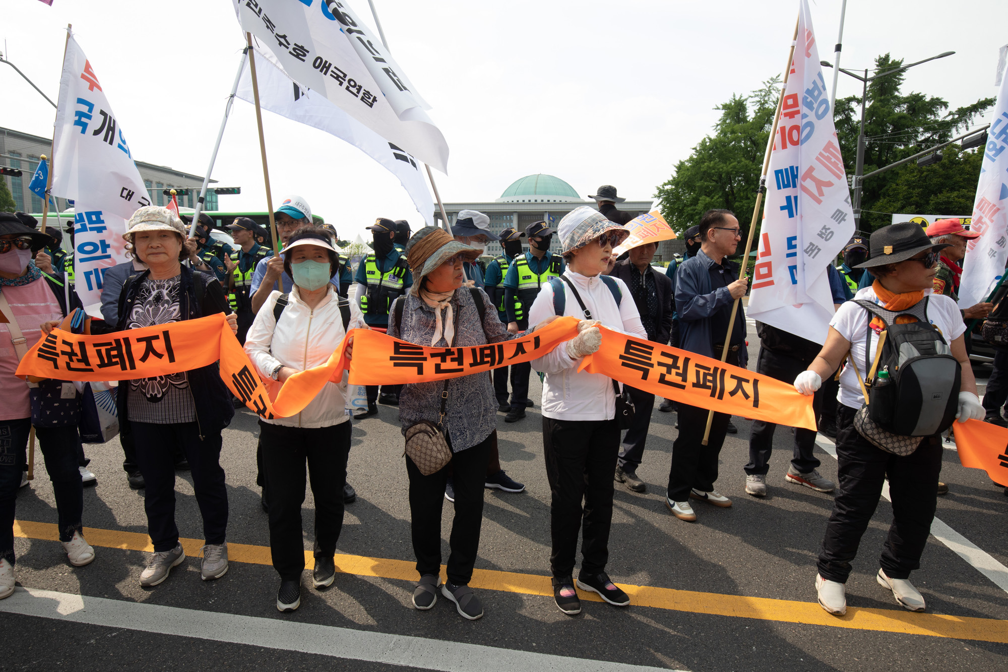 사회;집회;특권폐지국민운동본부;국회의원;국회;인간띠