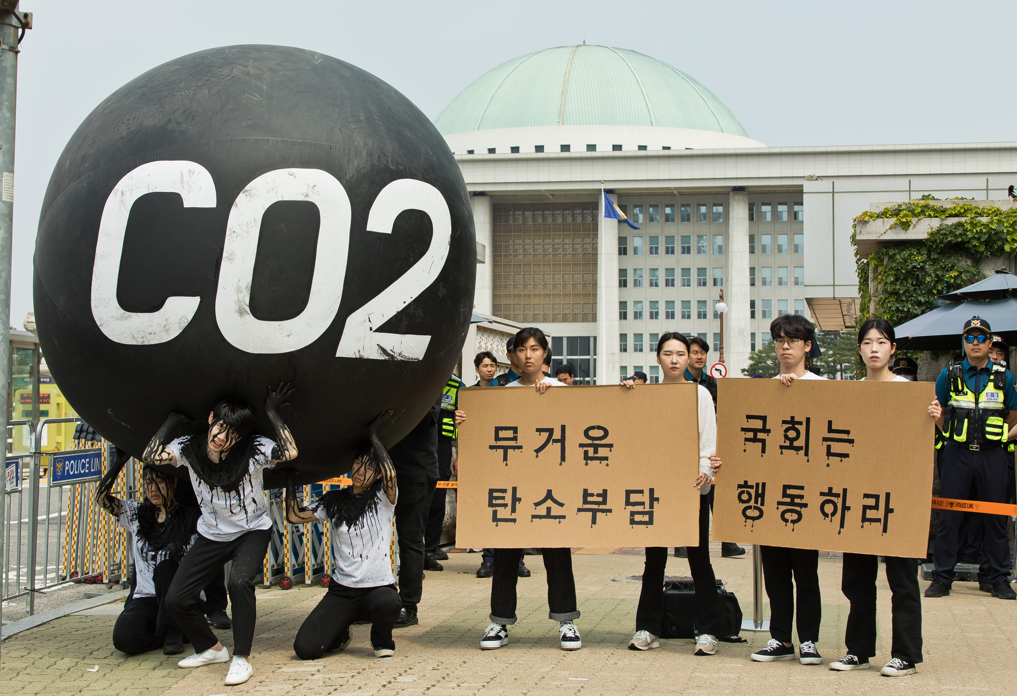 사회;환경;기후;기후위기;그린피스;국제환경단체그린피스;청년환경단체;기후위기정치인무관심;그린피스퍼포먼스;탄소의짐