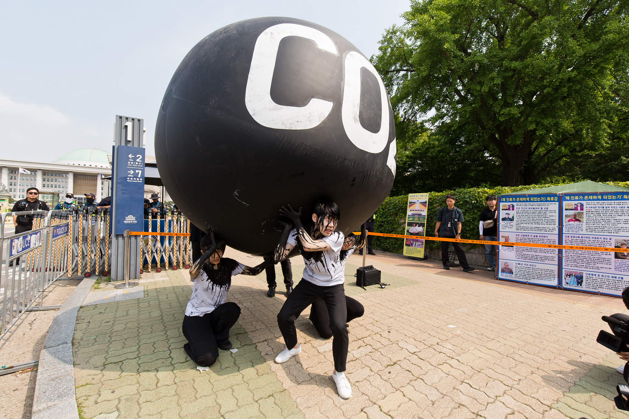 사회;환경;기후;기후위기;그린피스;국제환경단체그린피스;청년환경단체;기후위기정치인무관심;그린피스퍼포먼스;탄소의짐