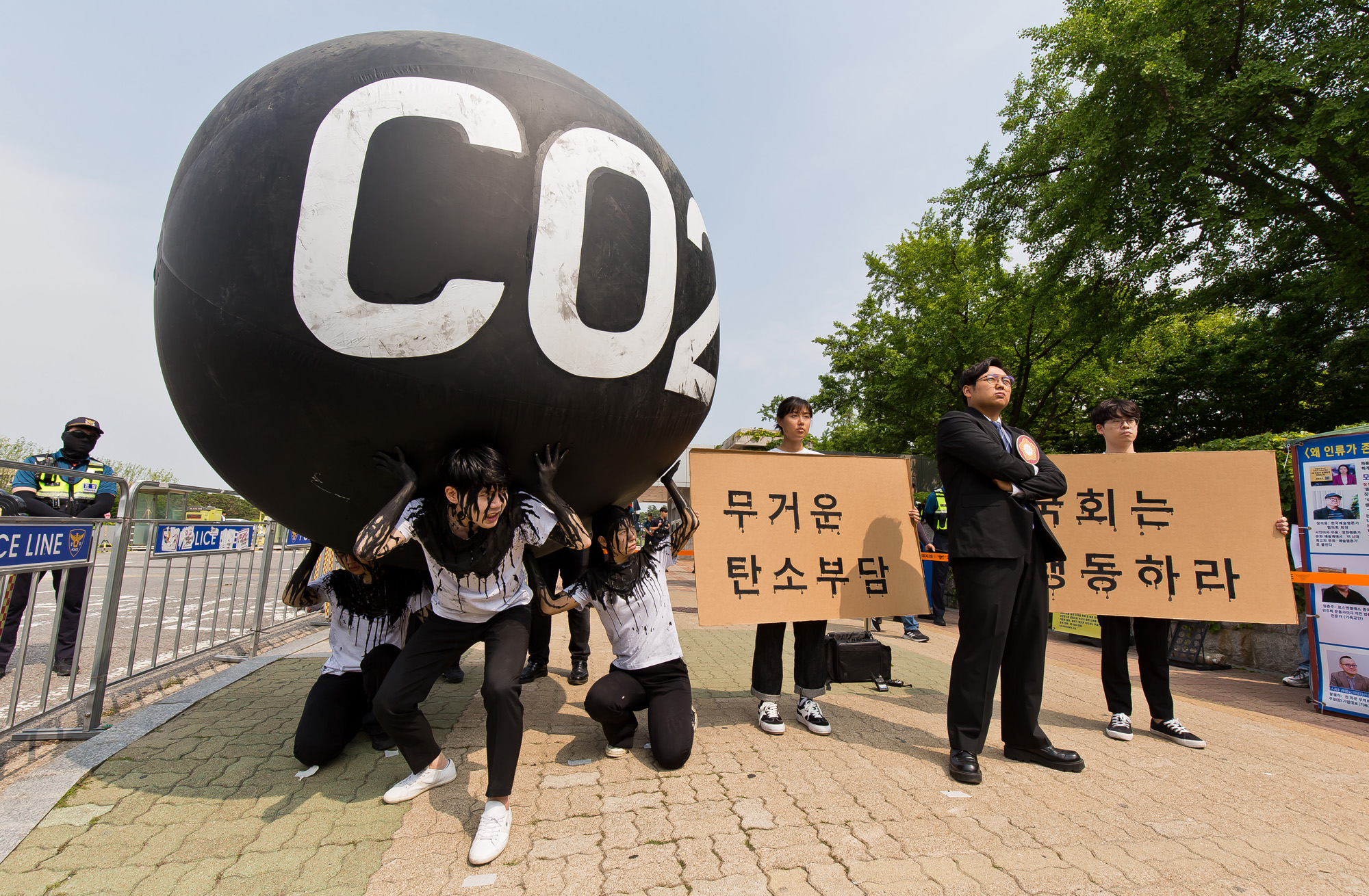사회;환경;기후;기후위기;그린피스;국제환경단체그린피스;청년환경단체;기후위기정치인무관심;그린피스퍼포먼스;탄소의짐