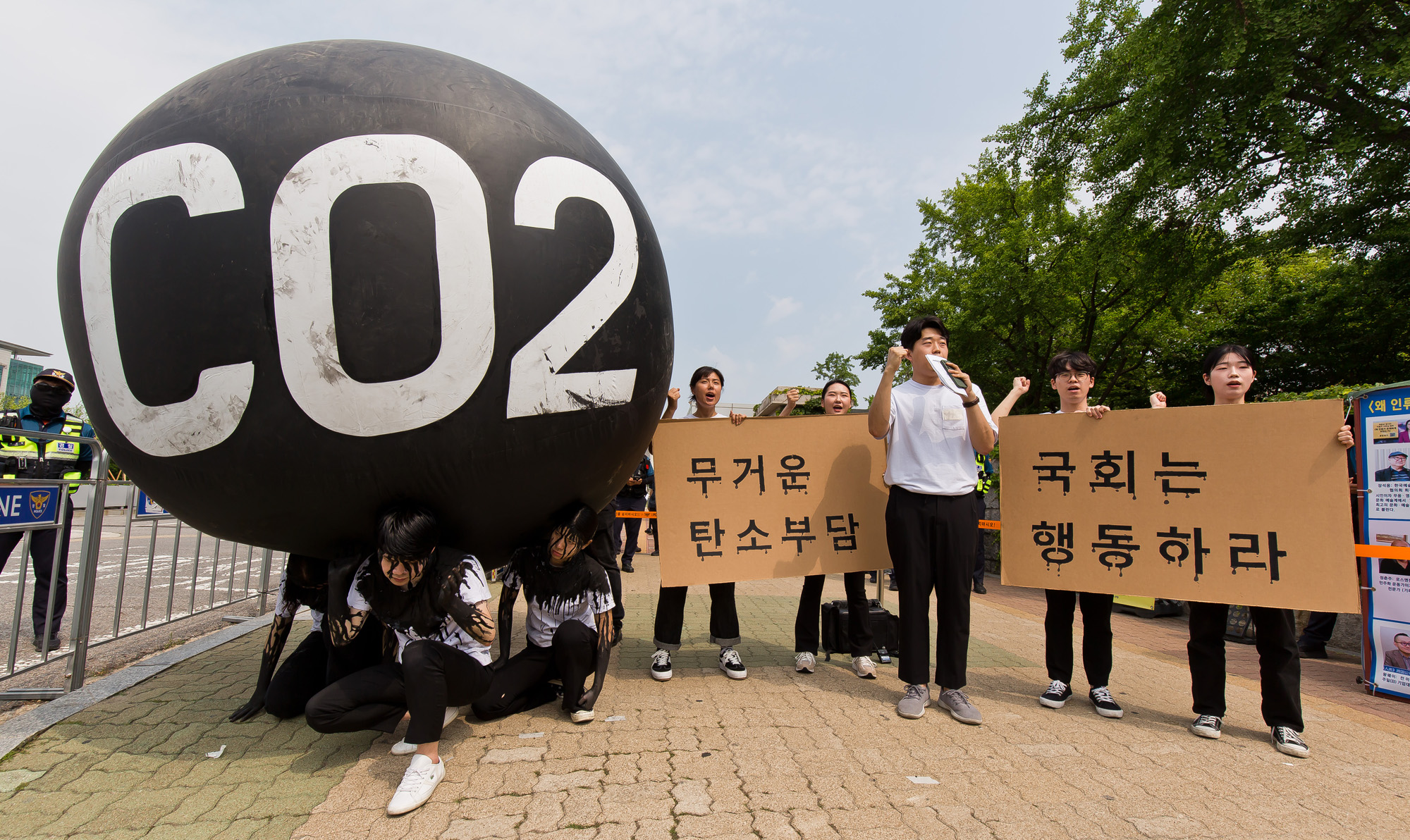 사회;환경;기후;기후위기;그린피스;국제환경단체그린피스;청년환경단체;기후위기정치인무관심;그린피스퍼포먼스;탄소의짐