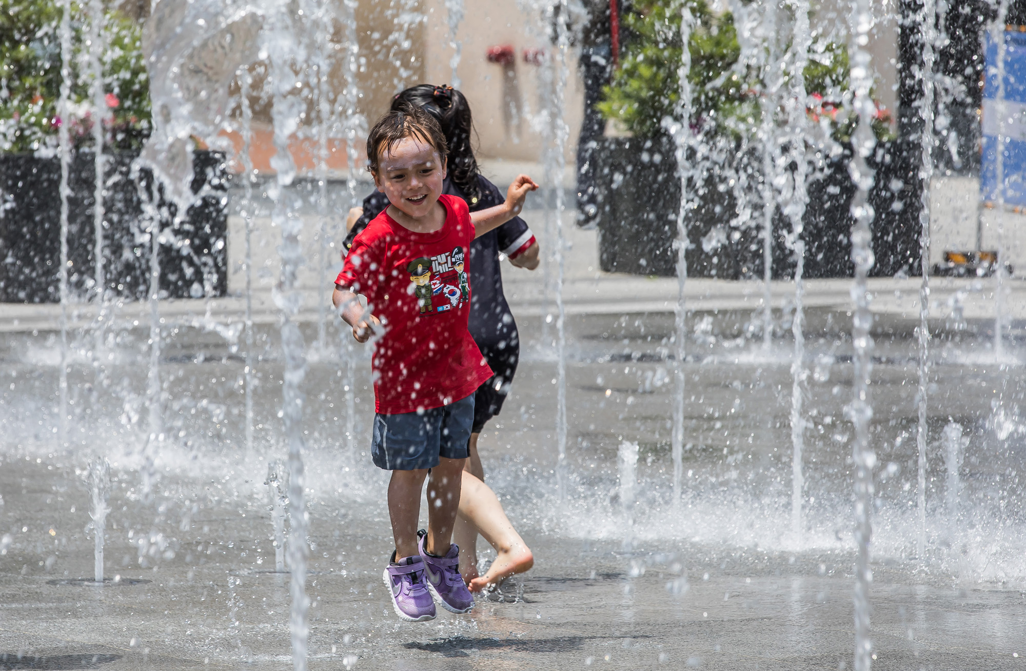 사회;세태;날씨스케치;더위스케치;여름스케치;폭염스케치;광화문광장;광화문광장분수대;분수대물놀이