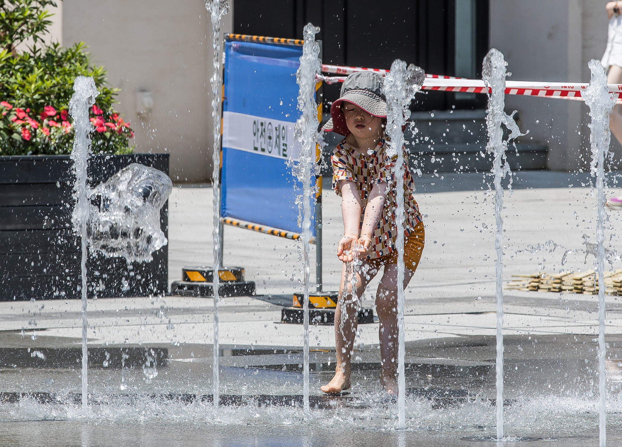 사회;세태;날씨스케치;더위스케치;여름스케치;폭염스케치;광화문광장;광화문광장분수대;분수대물놀이