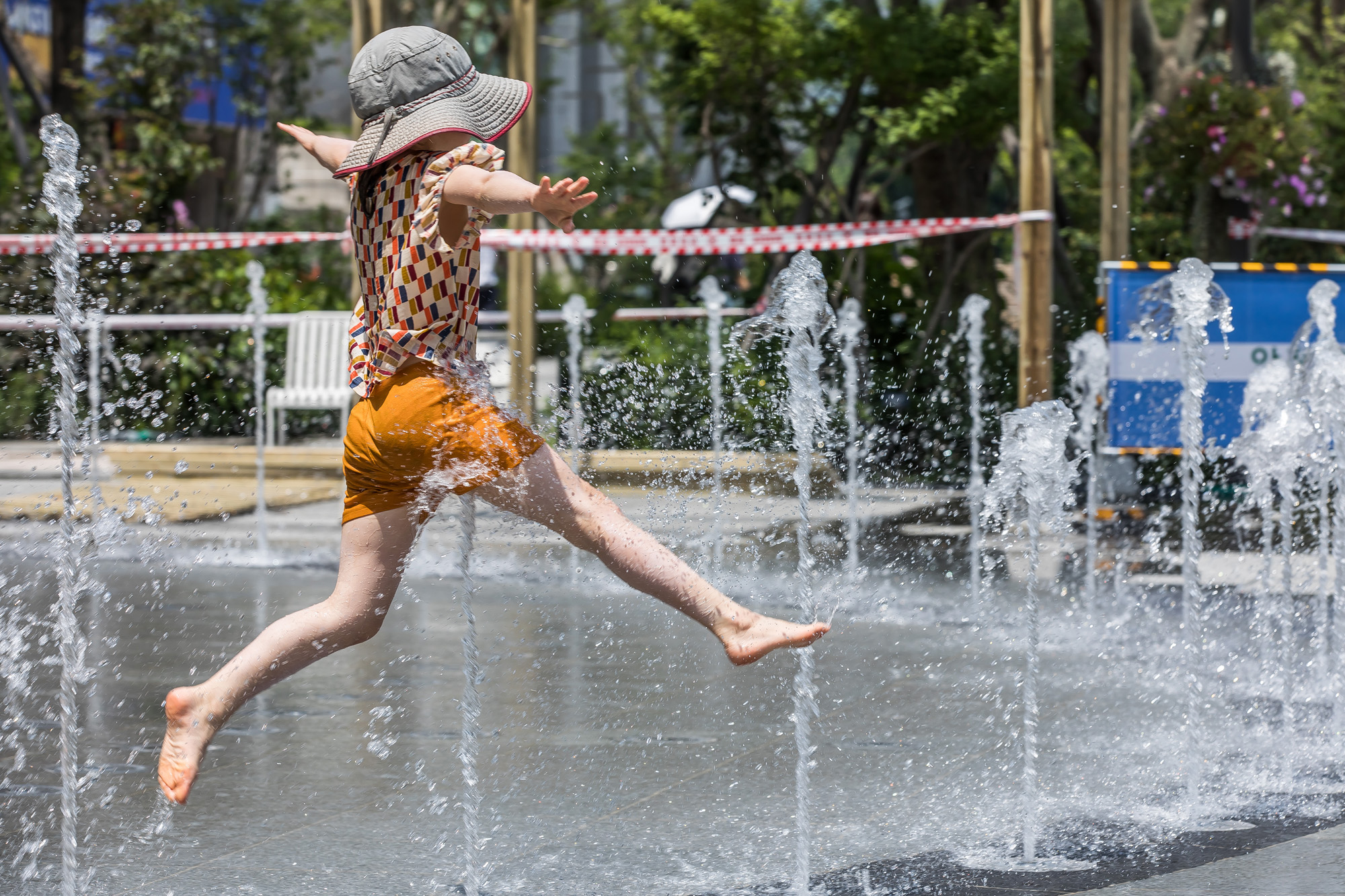 사회;세태;날씨스케치;더위스케치;여름스케치;폭염스케치;광화문광장;광화문광장분수대;분수대물놀이