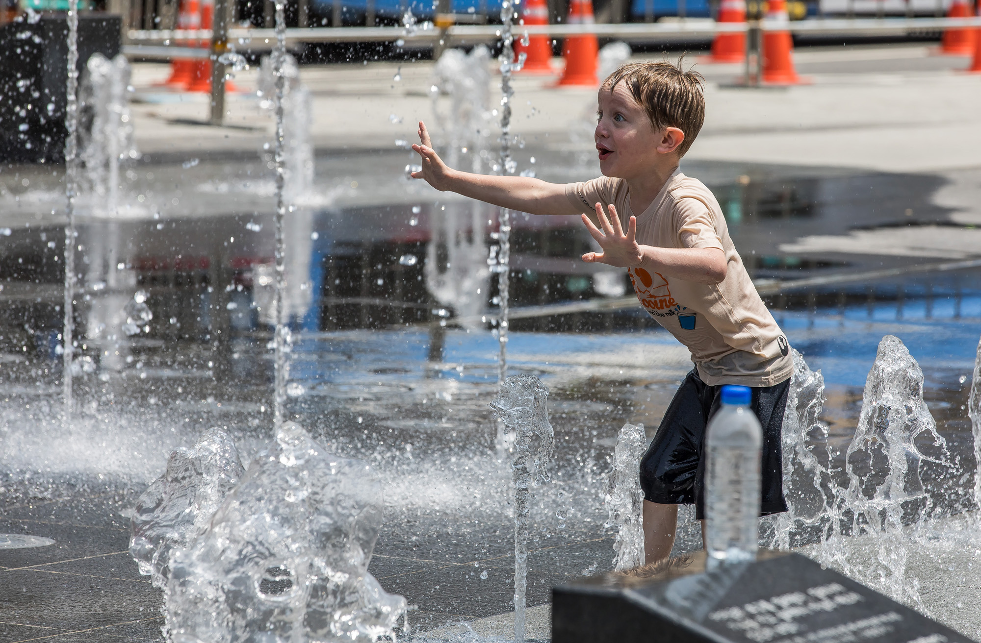 사회;세태;날씨스케치;더위스케치;여름스케치;폭염스케치;광화문광장;광화문광장분수대;분수대물놀이