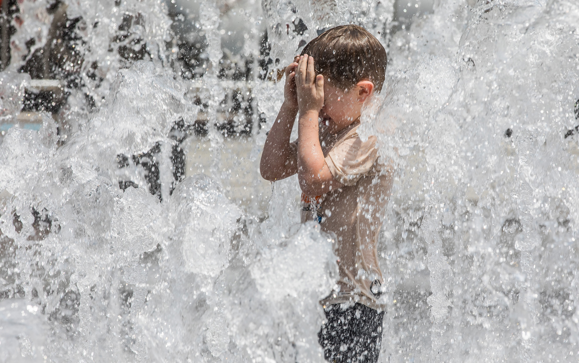 사회;세태;날씨스케치;더위스케치;여름스케치;폭염스케치;광화문광장;광화문광장분수대;분수대물놀이