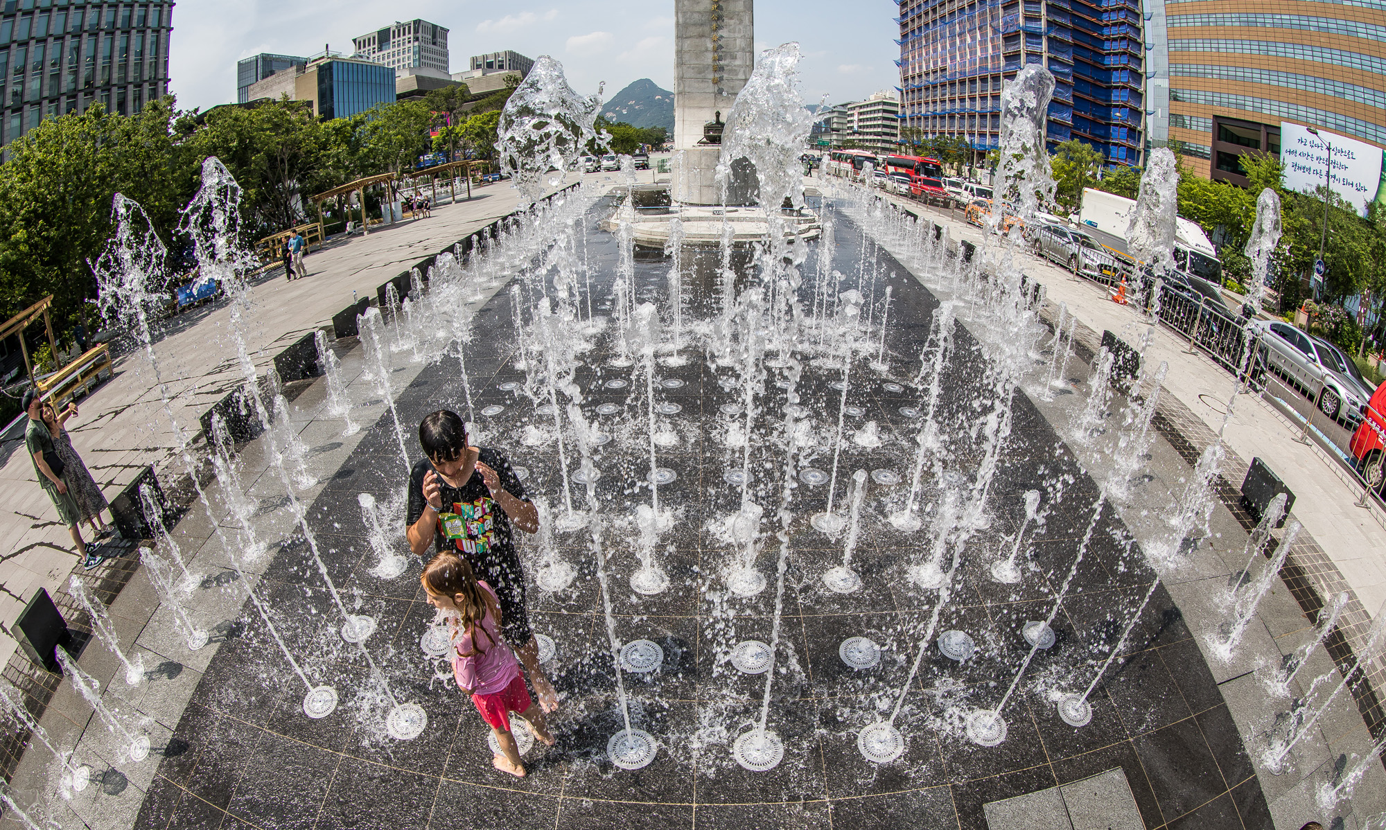 사회;세태;날씨스케치;더위스케치;여름스케치;폭염스케치;광화문광장;광화문광장분수대;분수대물놀이