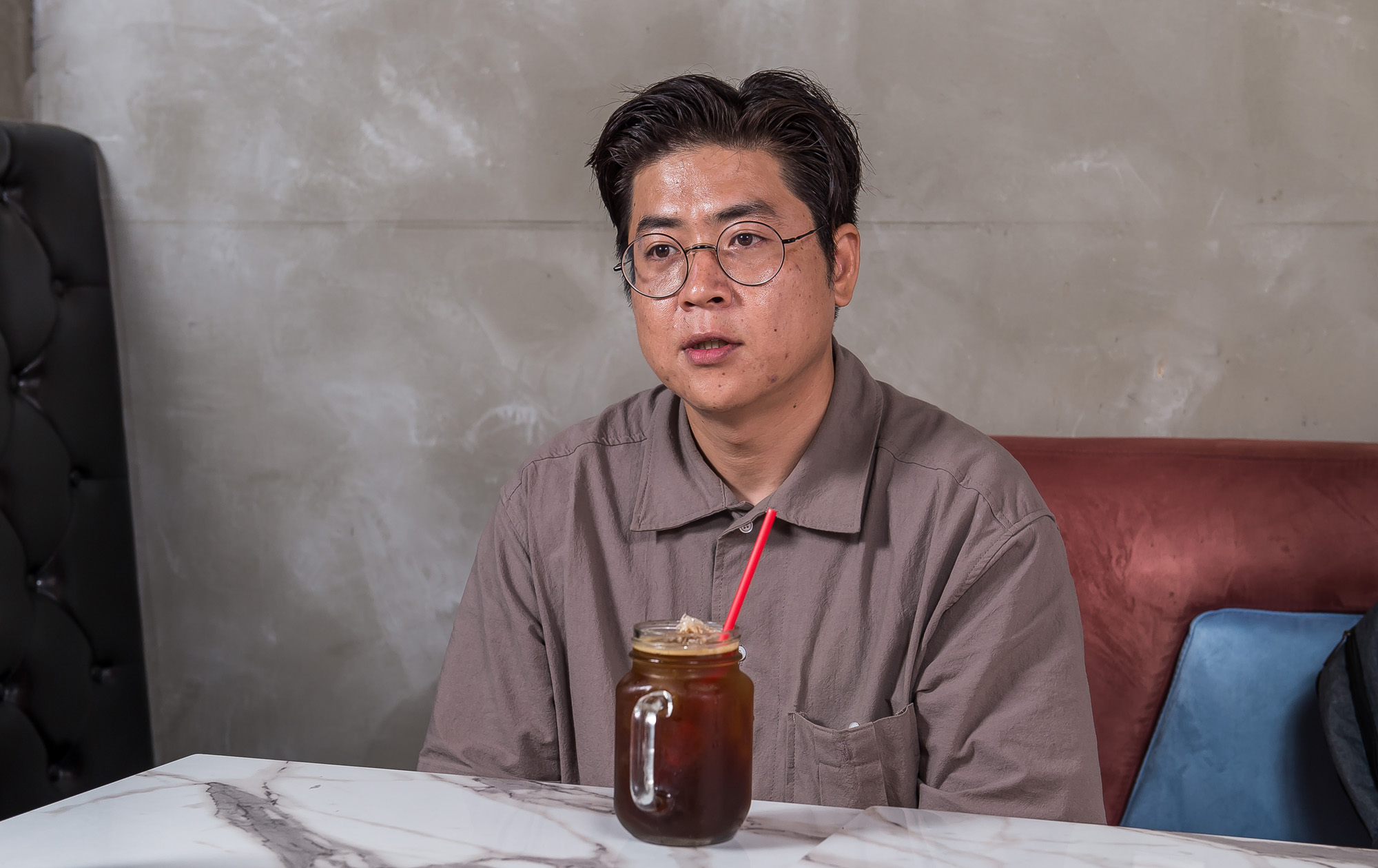 사회;인물;마약;마약밀수;일상속스며든마약;임제훈;1그램의무게;소설가;작가;임제훈작가;실화소설;마약판매;캄보디아마약;자살인도자;자전소설