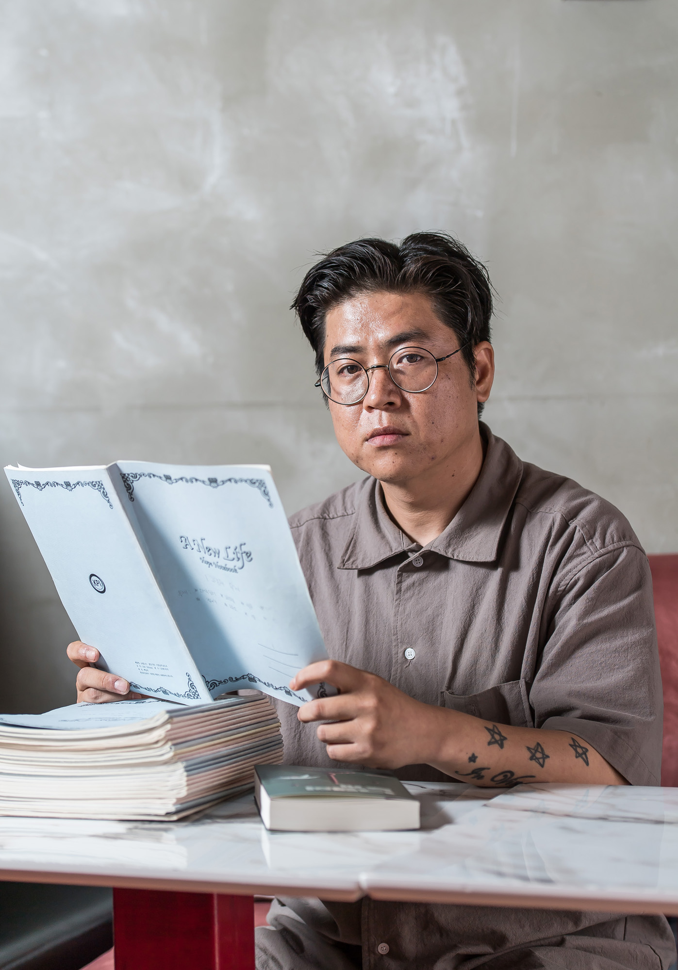 사회;인물;마약;마약밀수;일상속스며든마약;임제훈;1그램의무게;소설가;작가;임제훈작가;실화소설;마약판매;캄보디아마약;자살인도자;자전소설