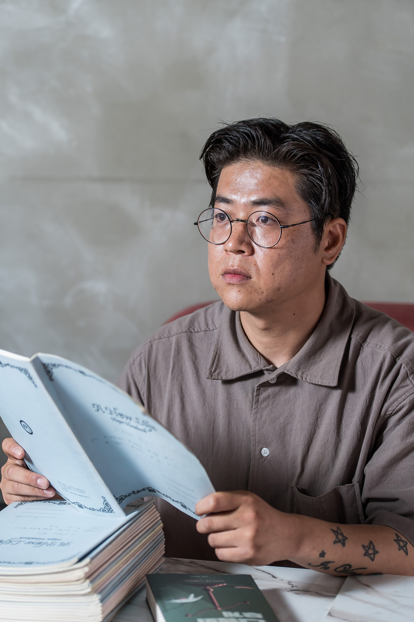 사회;인물;마약;마약밀수;일상속스며든마약;임제훈;1그램의무게;소설가;작가;임제훈작가;실화소설;마약판매;캄보디아마약;자살인도자;자전소설