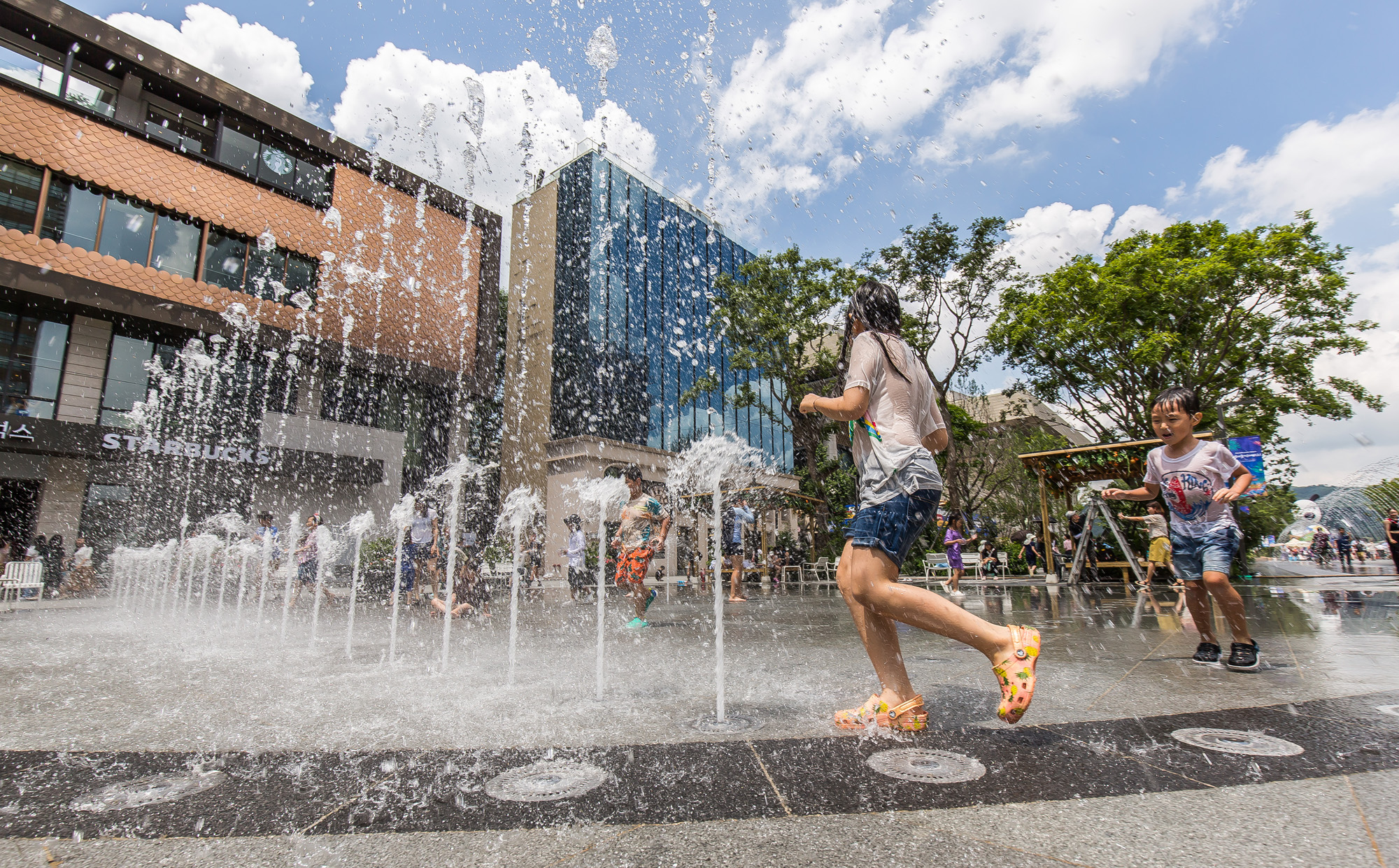 사회;세태;날씨스케치;더위스케치;폭염스케치;광화문광장분수대;폭염특보;한여름;더위물놀이