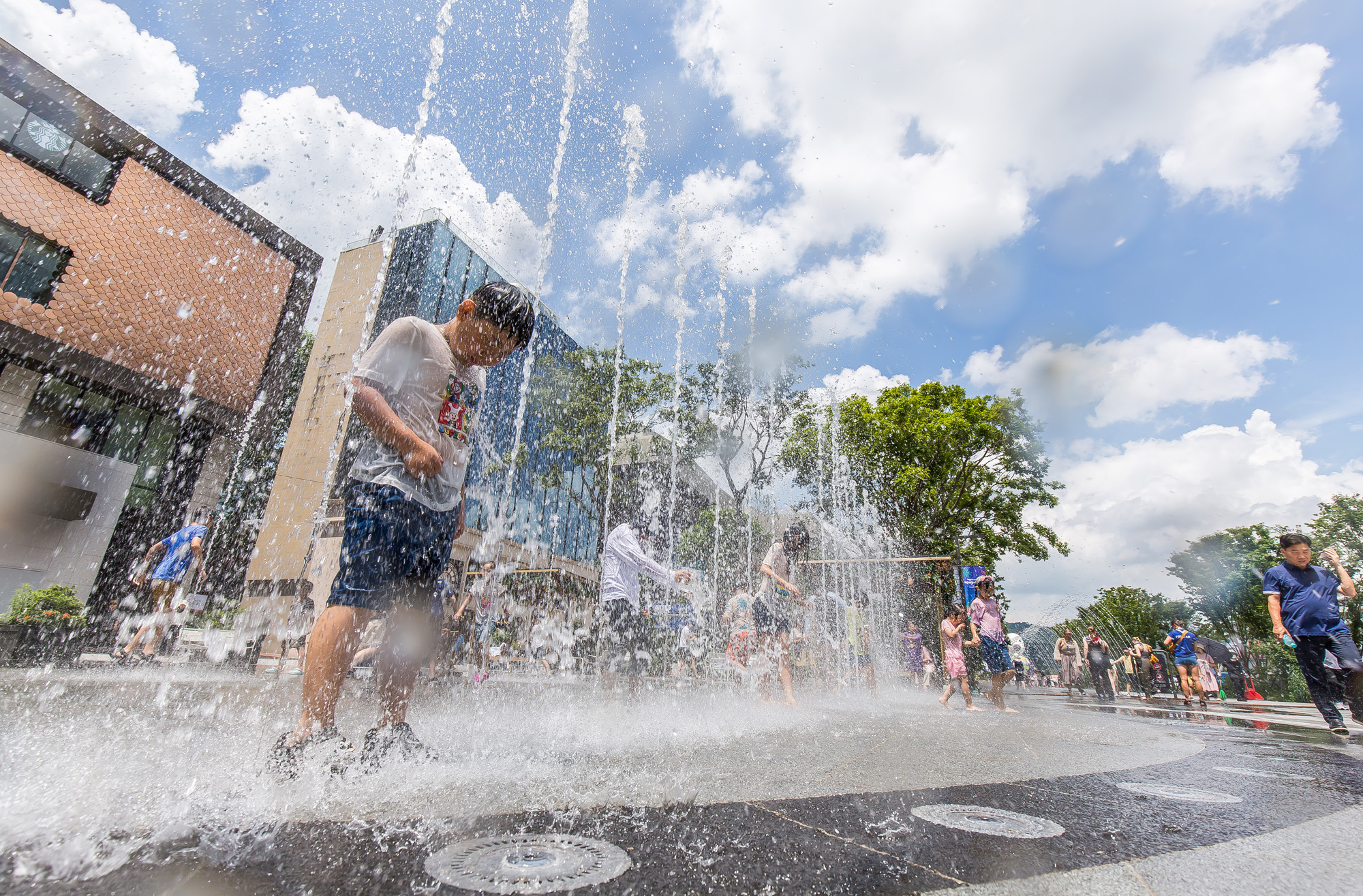 사회;세태;날씨스케치;더위스케치;폭염스케치;광화문광장분수대;폭염특보;한여름;더위물놀이