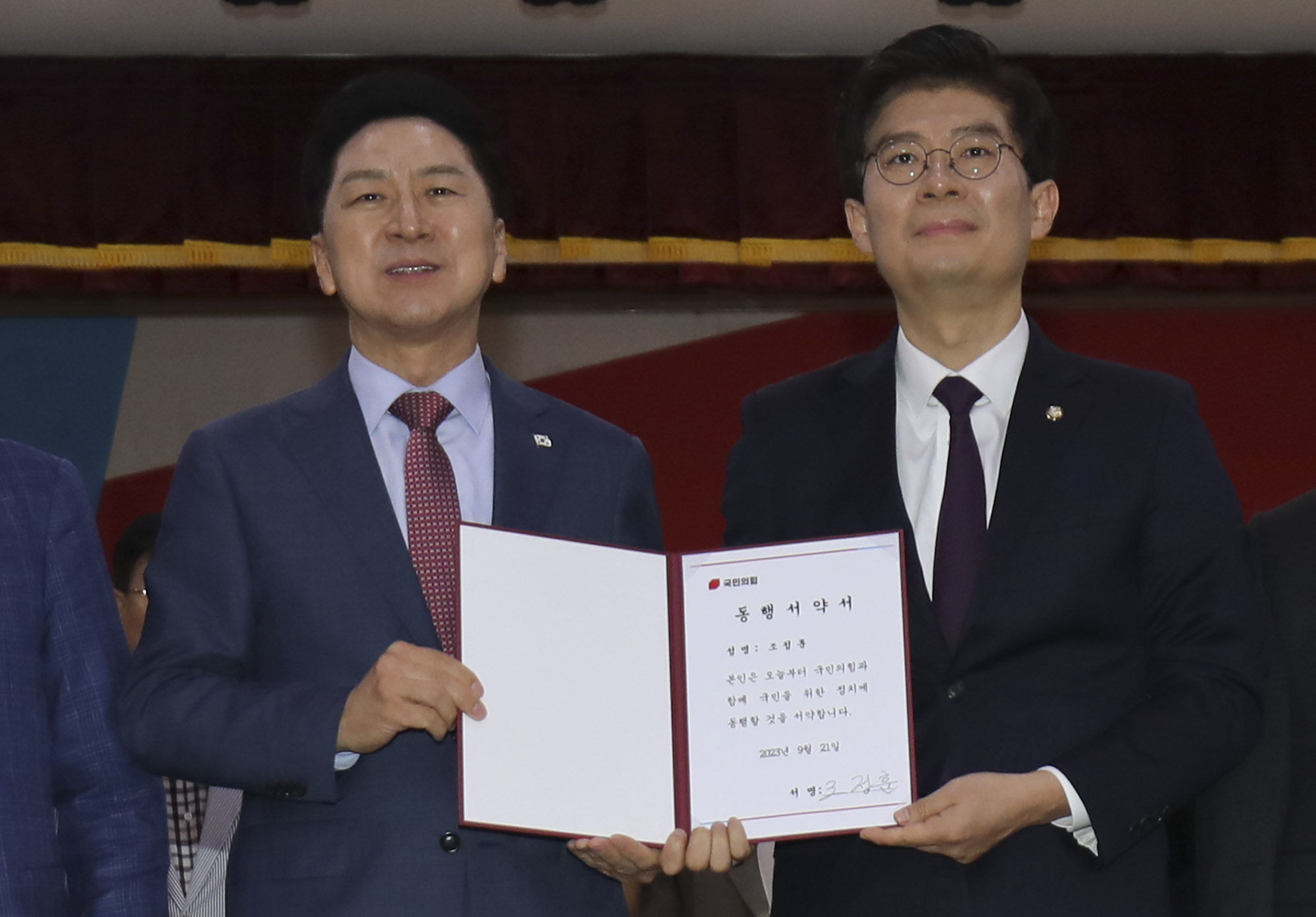 정치;조정훈;조정훈국민의힘합당;조정훈국민의힘합류;시대전환국민의힘;동행서약식