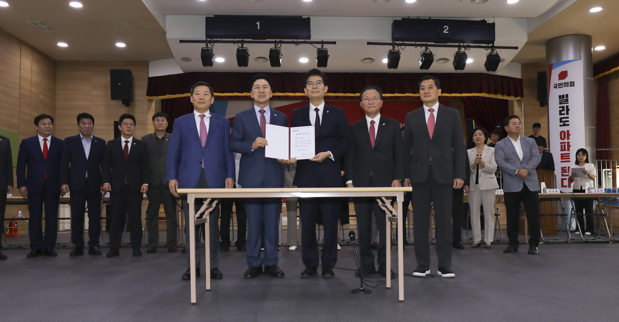 정치;조정훈;조정훈국민의힘합당;조정훈국민의힘합류;시대전환국민의힘;동행서약식