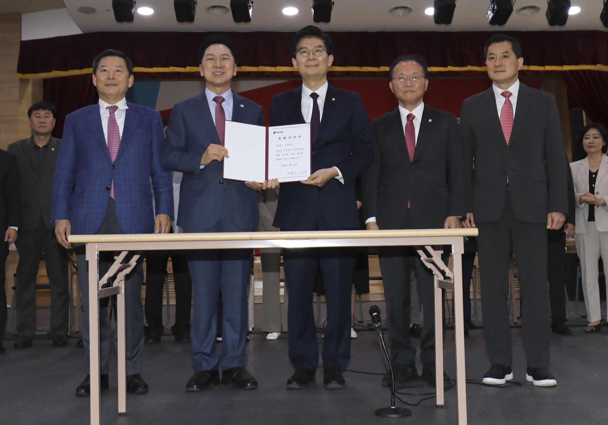 정치;조정훈;조정훈국민의힘합당;조정훈국민의힘합류;시대전환국민의힘;동행서약식