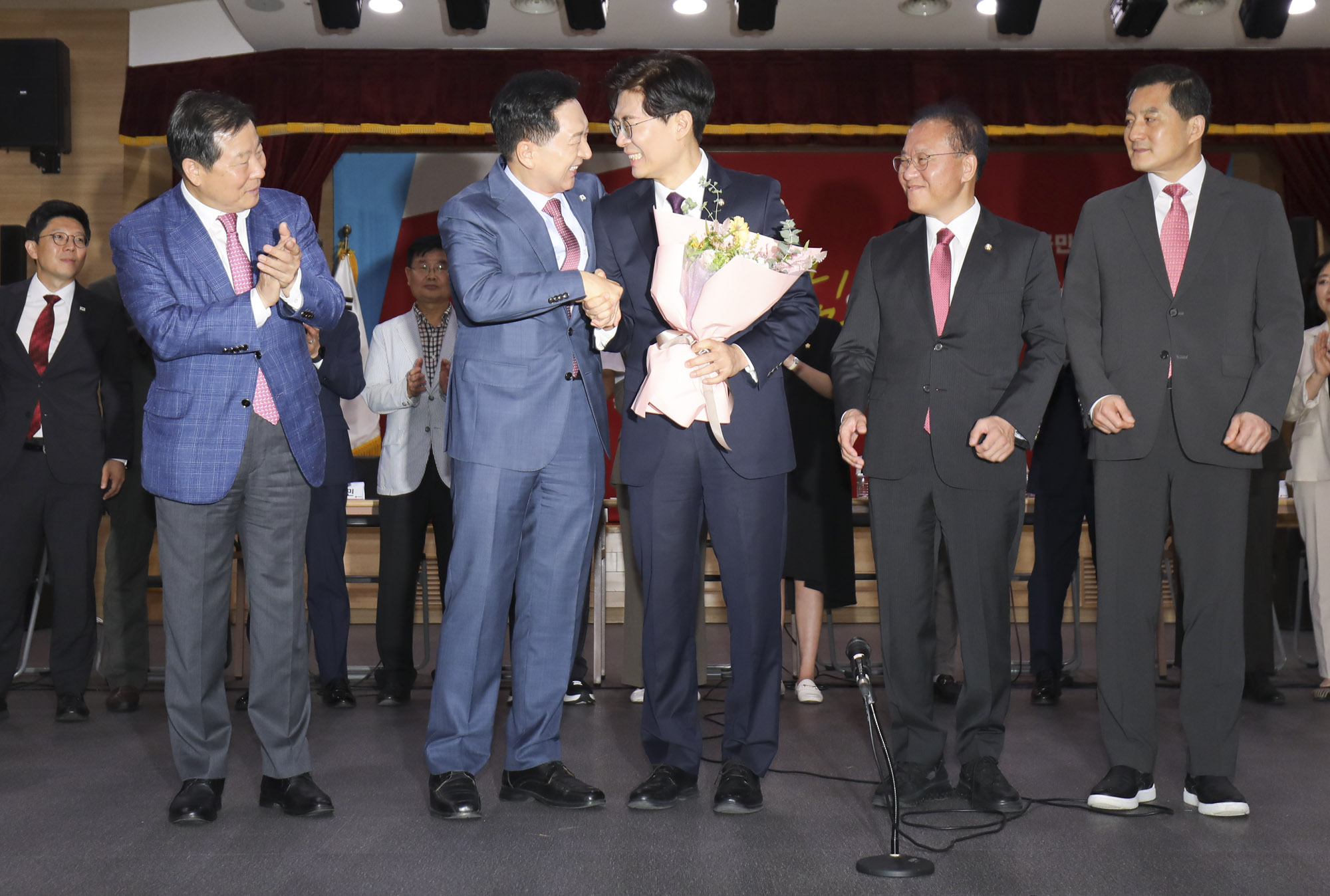 정치;조정훈;조정훈국민의힘합당;조정훈국민의힘합류;시대전환국민의힘;동행서약식