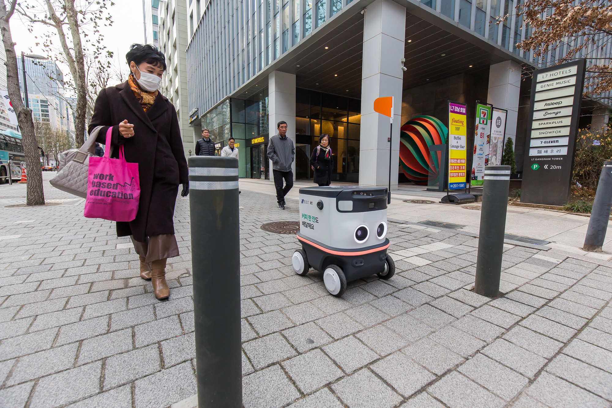 사회;IT;정보통신;테크;기술;자율주행로봇;자율주행배달로봇;뉴비;강남누비는로봇
