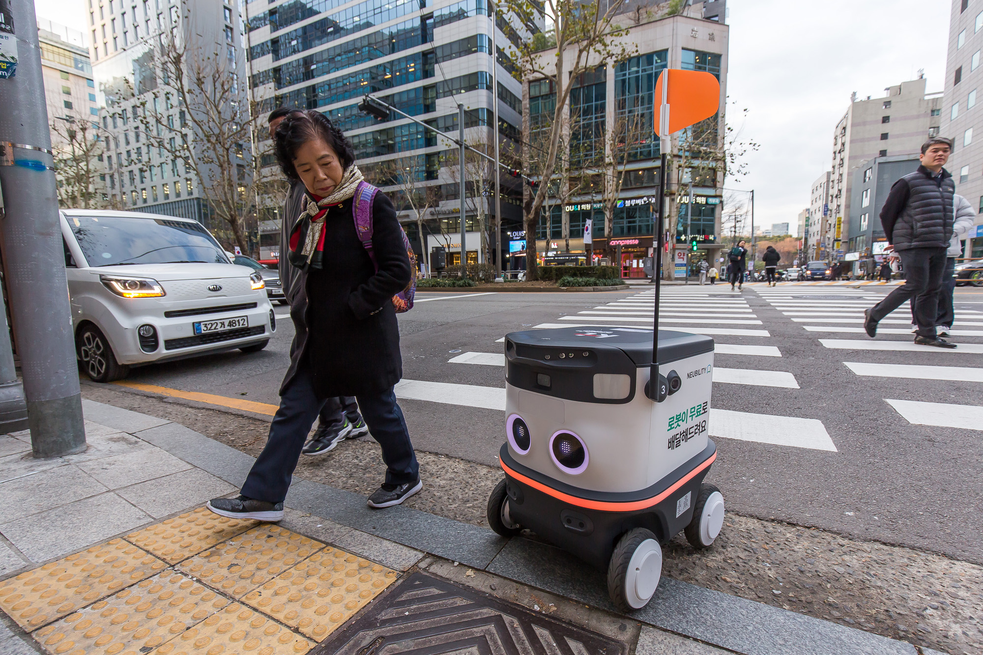 사회;IT;정보통신;테크;기술;자율주행로봇;자율주행배달로봇;뉴비;강남누비는로봇