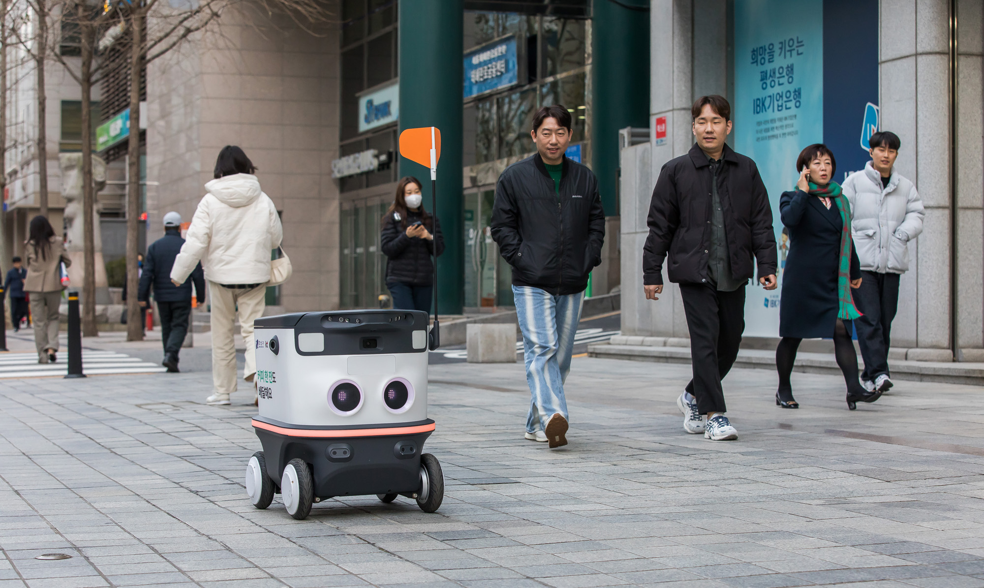 사회;IT;정보통신;테크;기술;자율주행로봇;자율주행배달로봇;뉴비;강남누비는로봇