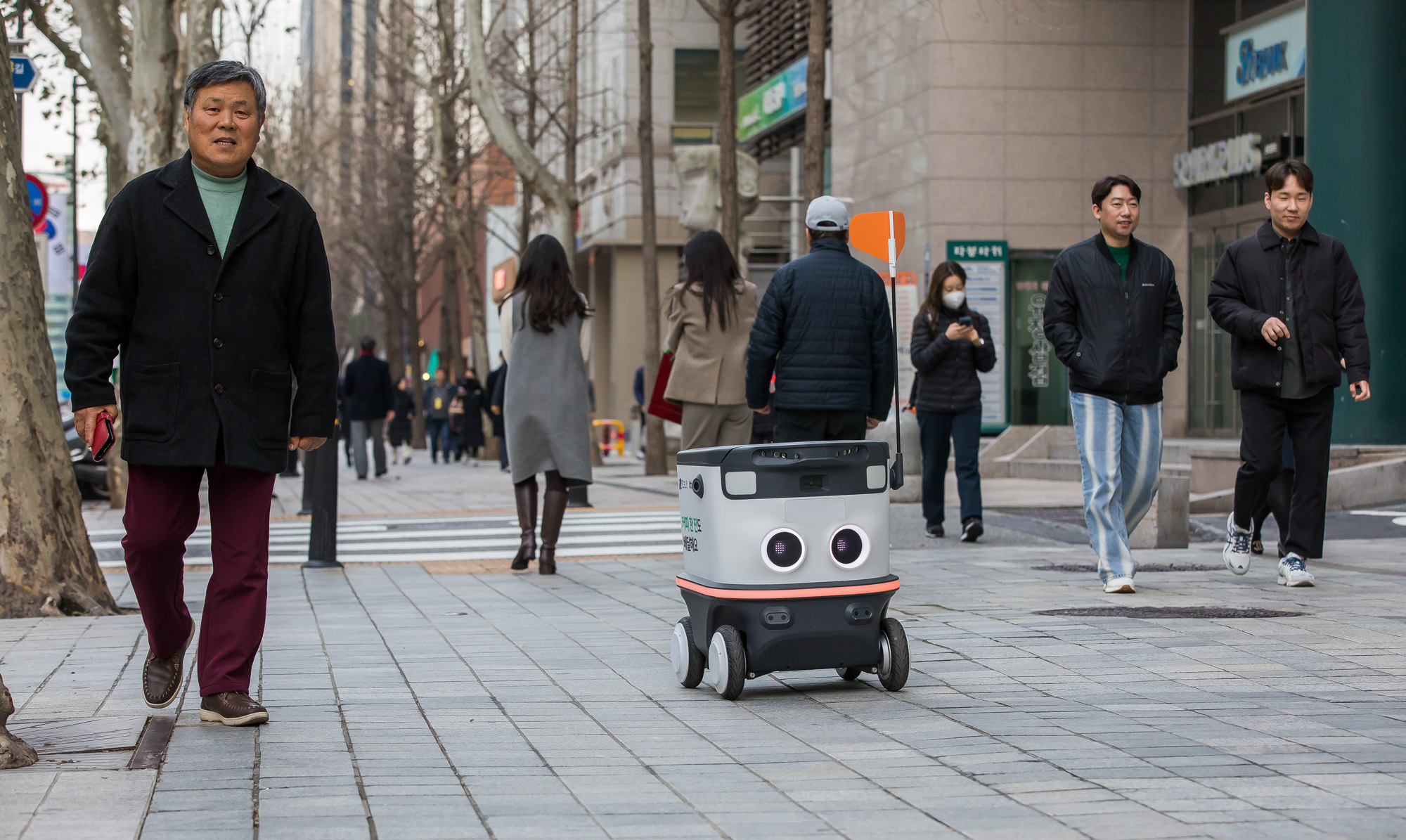 사회;IT;정보통신;테크;기술;자율주행로봇;자율주행배달로봇;뉴비;강남누비는로봇