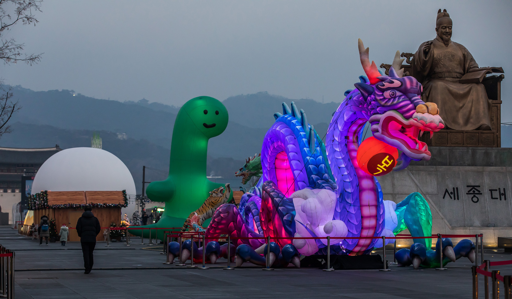 사회;세태;신년;신년호;청룡의해;용의해;2024년;푸른용조형물;광화문광장;2023서울빛초롱축제