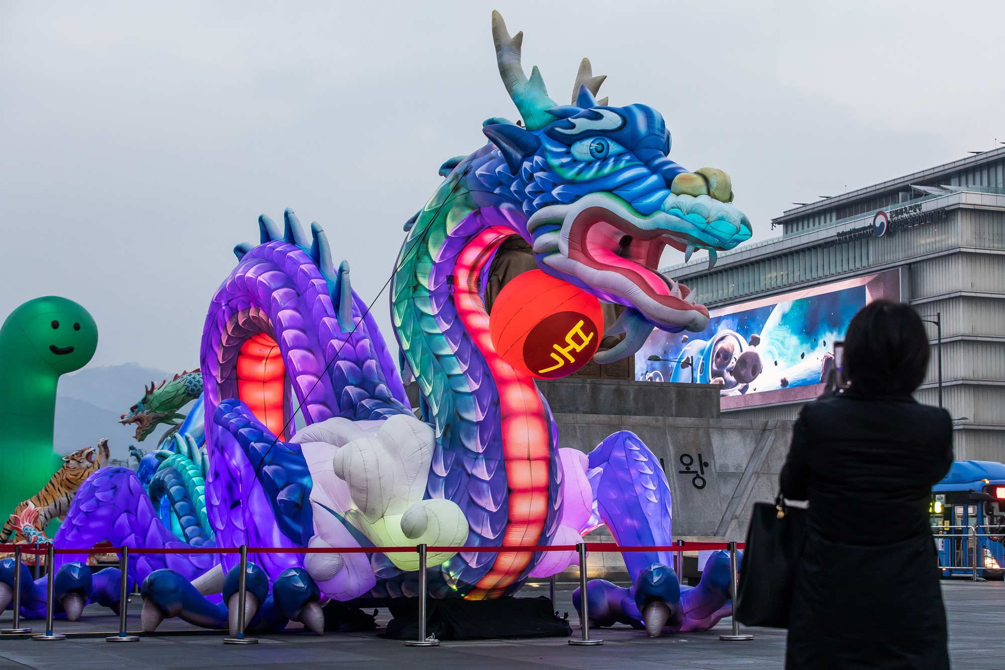 사회;세태;신년;신년호;청룡의해;용의해;2024년;푸른용조형물;광화문광장;2023서울빛초롱축제