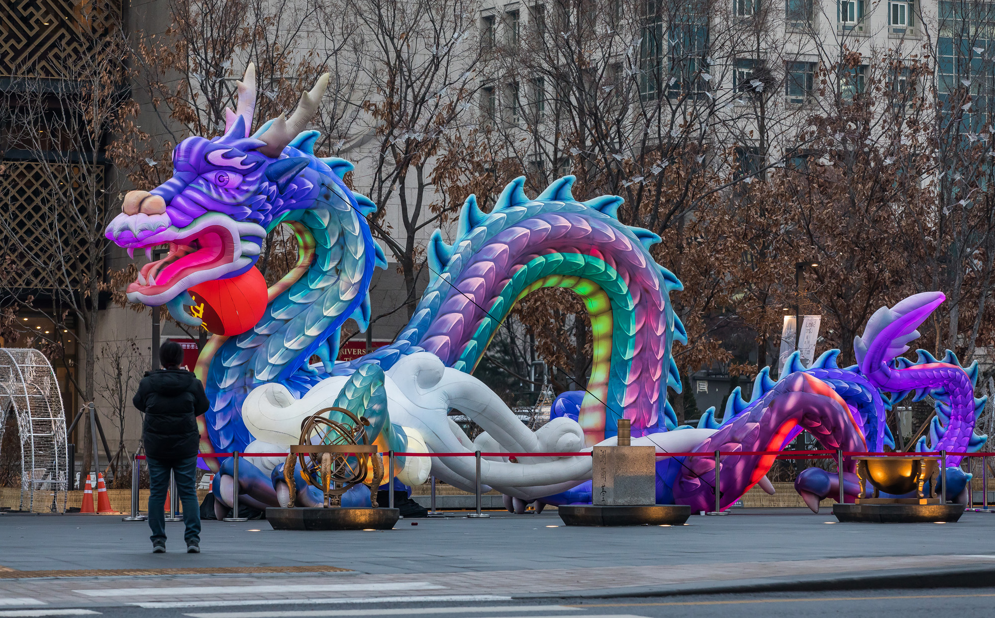 사회;세태;신년;신년호;청룡의해;용의해;2024년;푸른용조형물;광화문광장;2023서울빛초롱축제