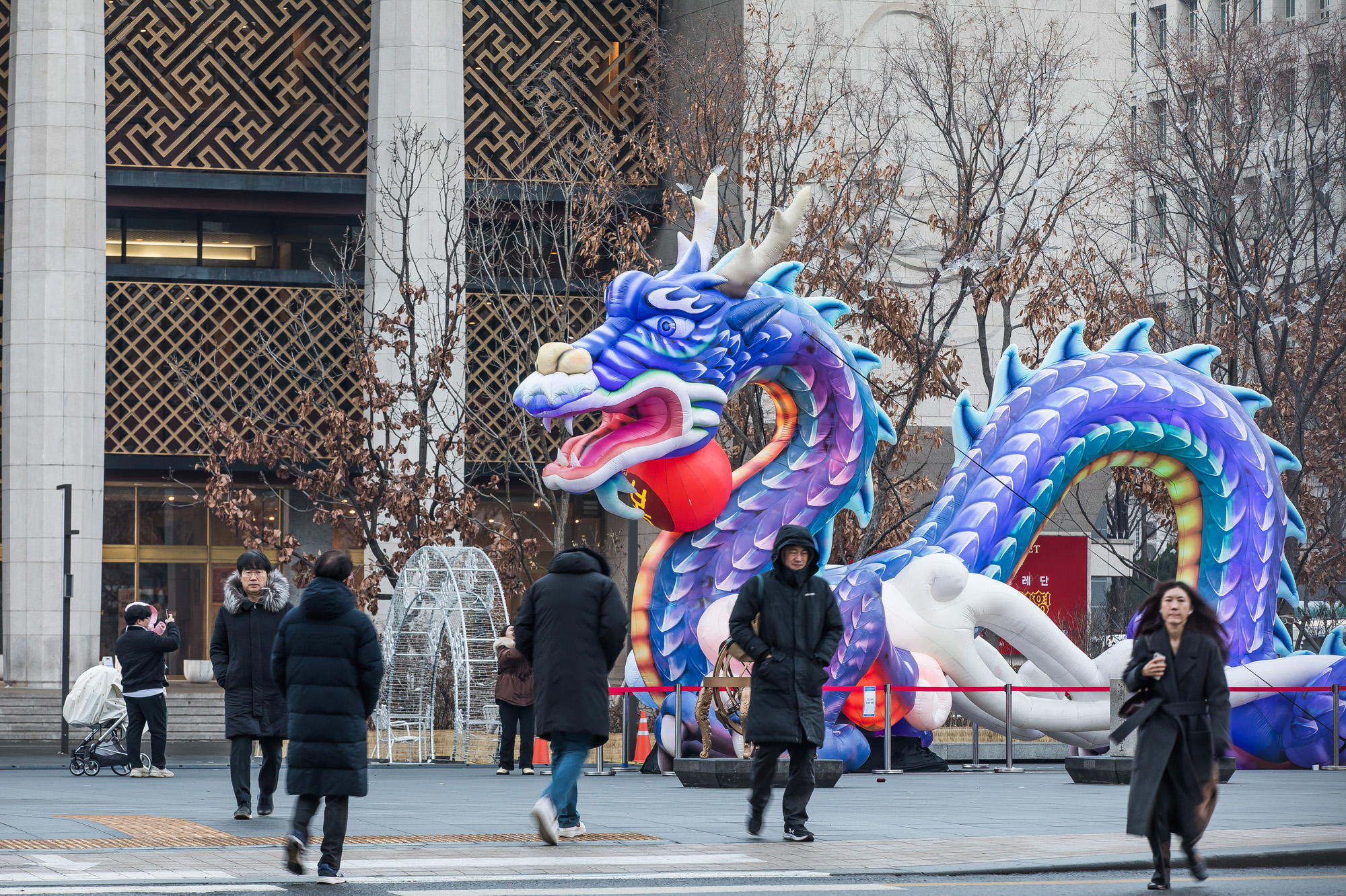 사회;세태;신년;신년호;청룡의해;용의해;2024년;푸른용조형물;광화문광장;2023서울빛초롱축제