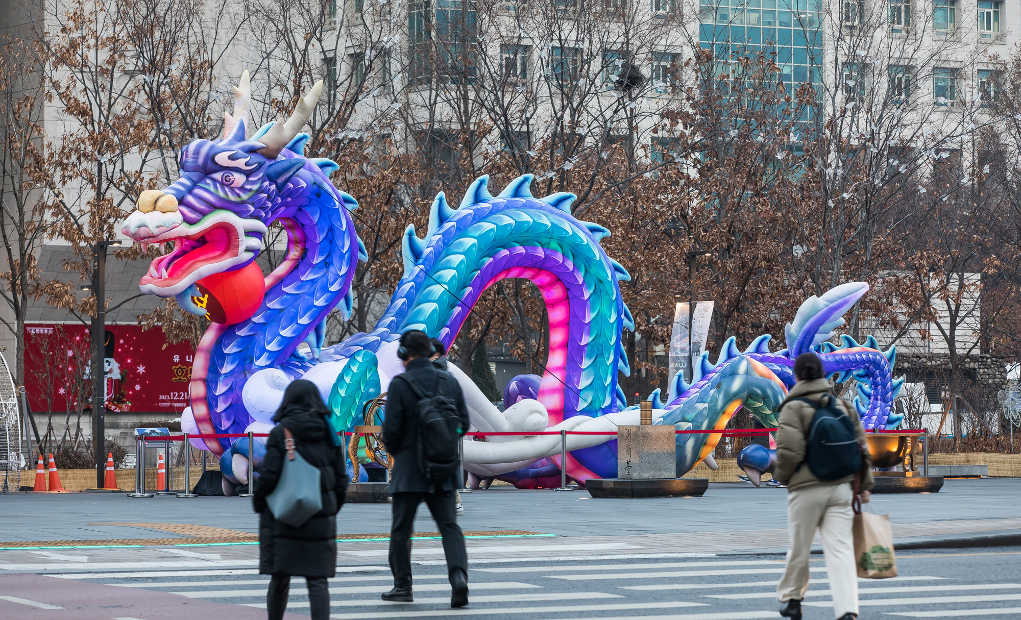 사회;세태;신년;신년호;청룡의해;용의해;2024년;푸른용조형물;광화문광장;2023서울빛초롱축제