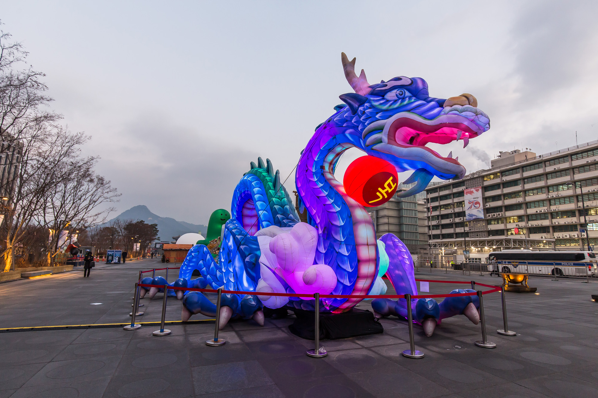 사회;세태;신년;신년호;청룡의해;용의해;2024년;푸른용조형물;광화문광장;2023서울빛초롱축제