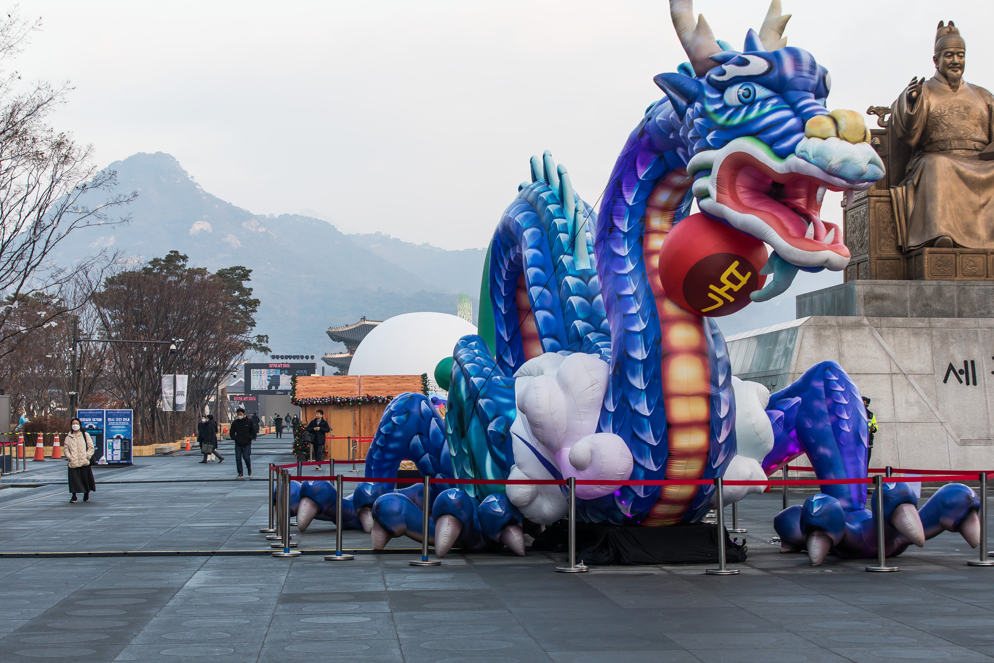 사회;세태;신년;신년호;청룡의해;용의해;2024년;푸른용조형물;광화문광장;2023서울빛초롱축제