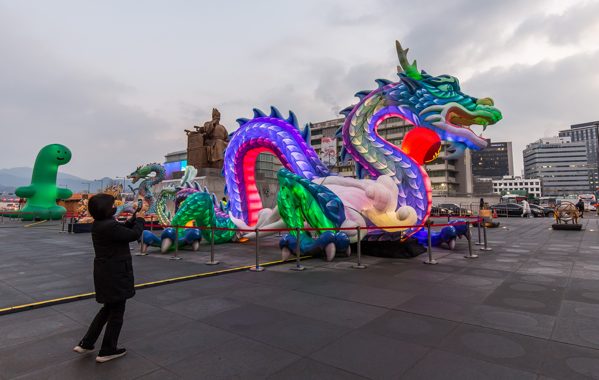 사회;세태;신년;신년호;청룡의해;용의해;2024년;푸른용조형물;광화문광장;2023서울빛초롱축제
