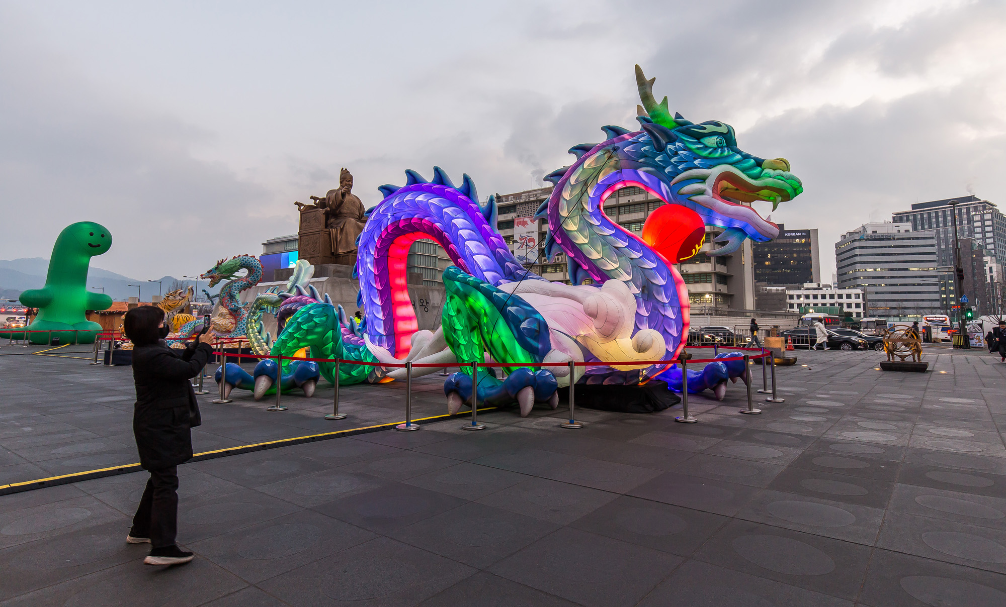 사회;세태;신년;신년호;청룡의해;용의해;2024년;푸른용조형물;광화문광장;2023서울빛초롱축제