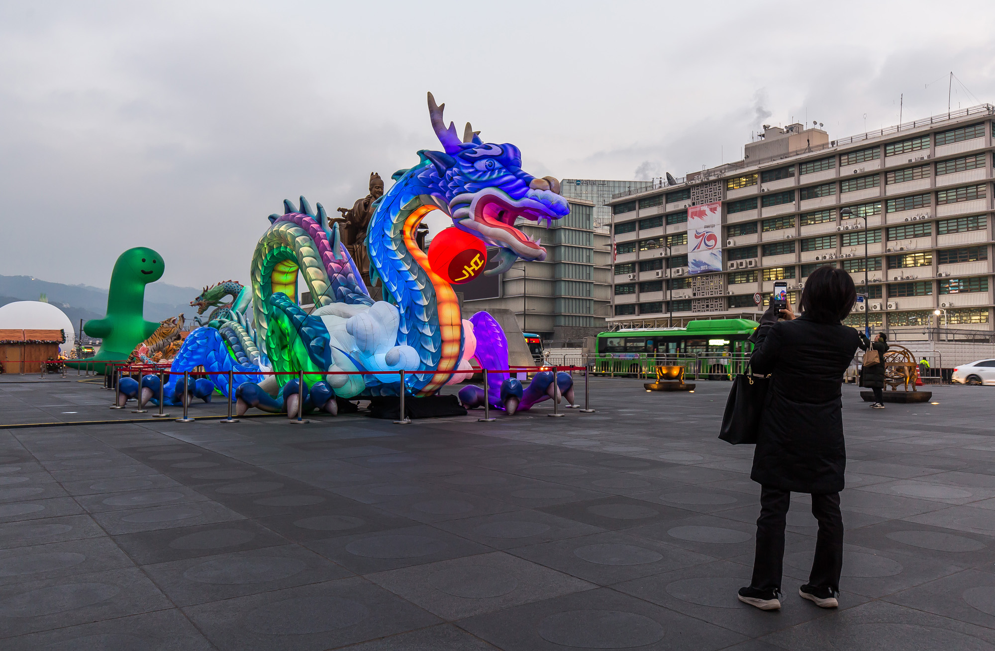사회;세태;신년;신년호;청룡의해;용의해;2024년;푸른용조형물;광화문광장;2023서울빛초롱축제