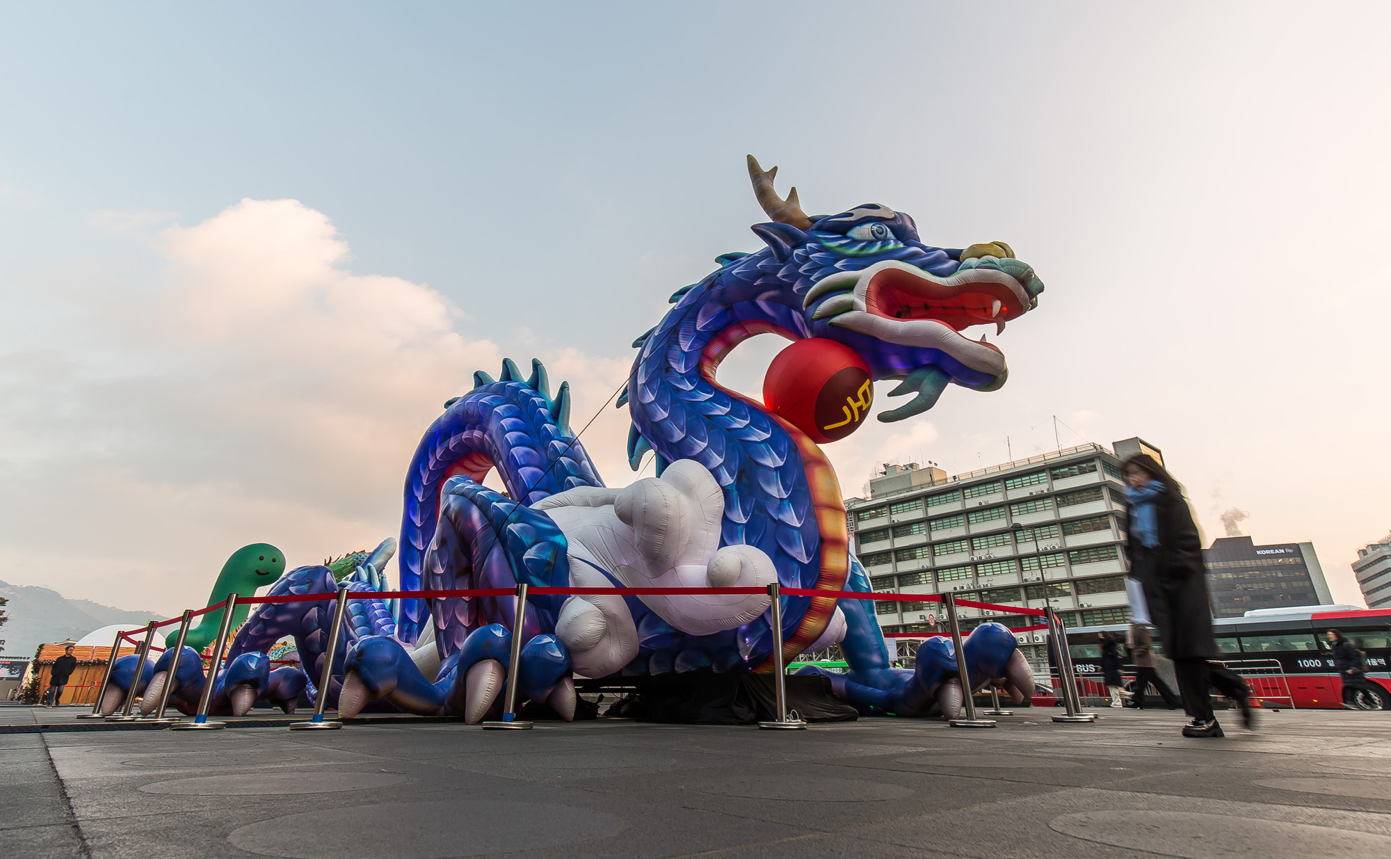 사회;세태;신년;신년호;청룡의해;용의해;2024년;푸른용조형물;광화문광장;2023서울빛초롱축제