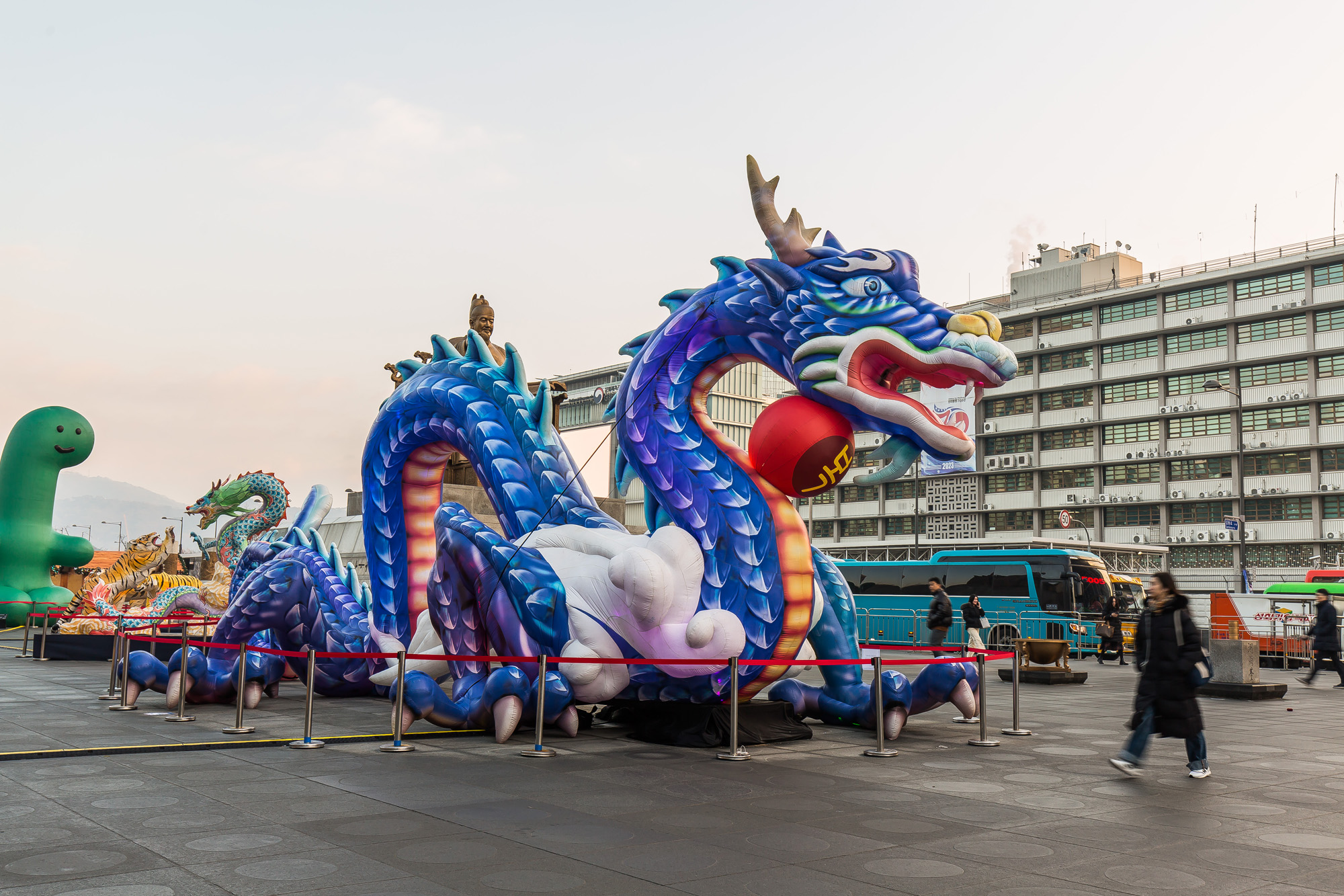 사회;세태;신년;신년호;청룡의해;용의해;2024년;푸른용조형물;광화문광장;2023서울빛초롱축제