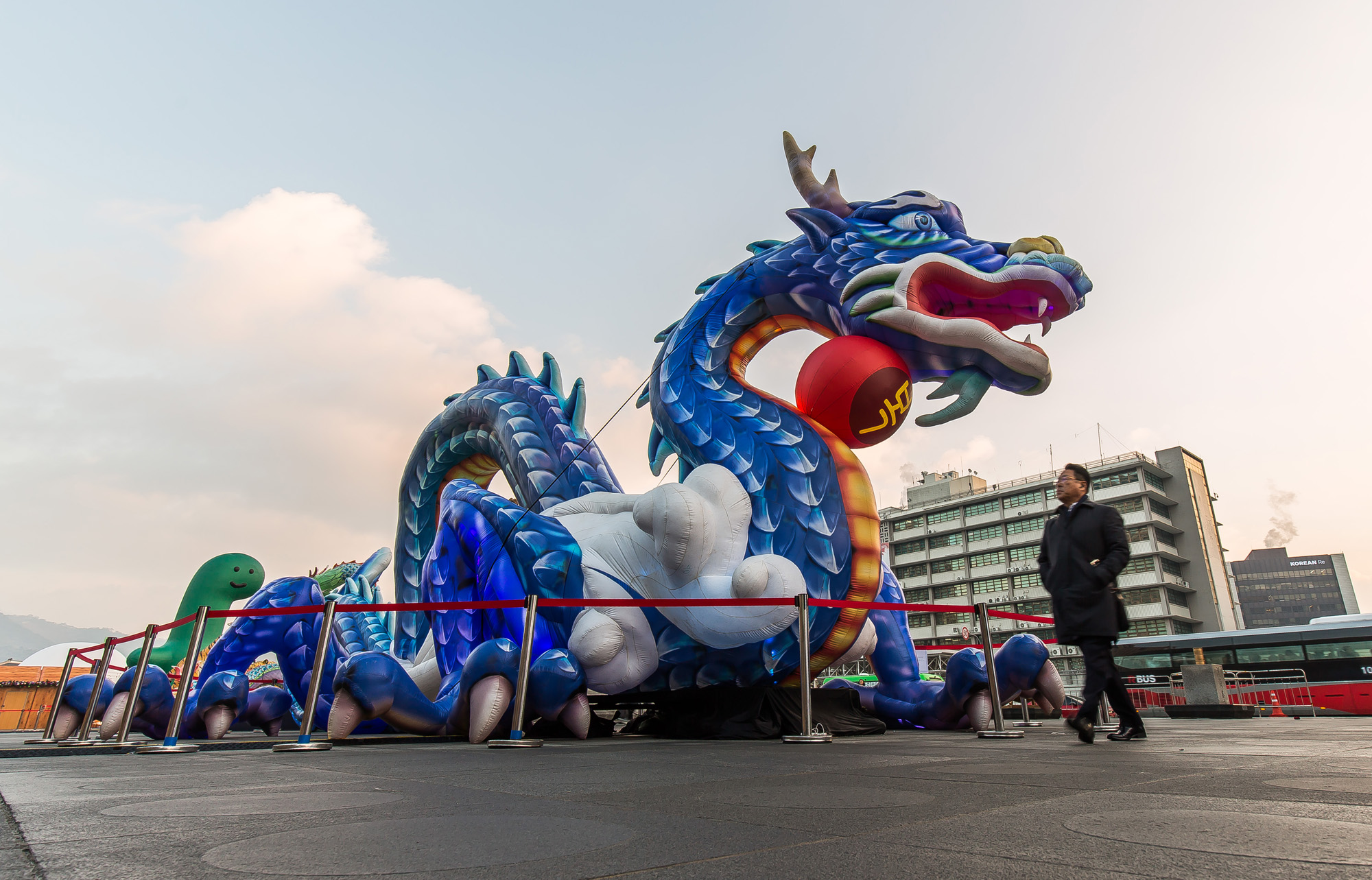 사회;세태;신년;신년호;청룡의해;용의해;2024년;푸른용조형물;광화문광장;2023서울빛초롱축제