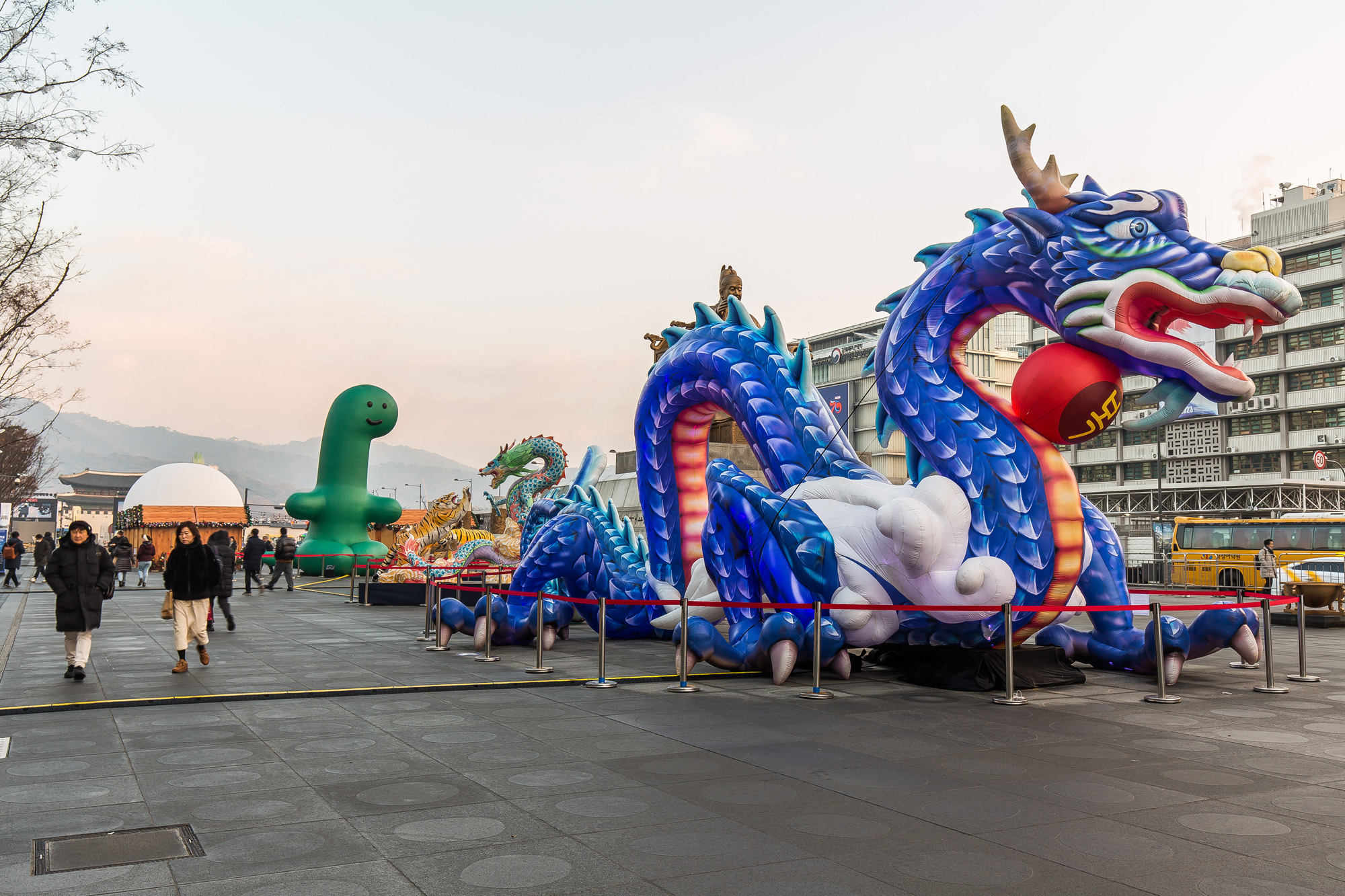 사회;세태;신년;신년호;청룡의해;용의해;2024년;푸른용조형물;광화문광장;2023서울빛초롱축제