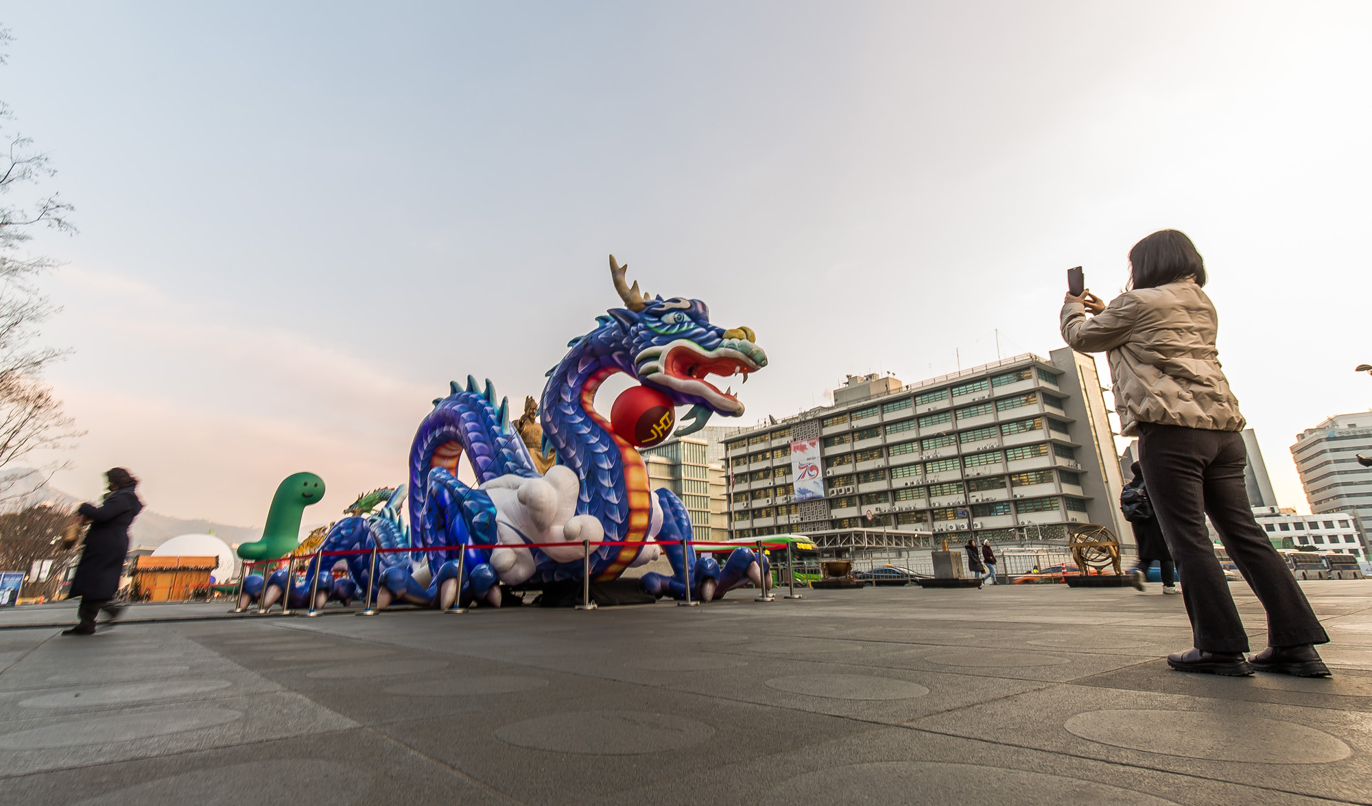 사회;세태;신년;신년호;청룡의해;용의해;2024년;푸른용조형물;광화문광장;2023서울빛초롱축제