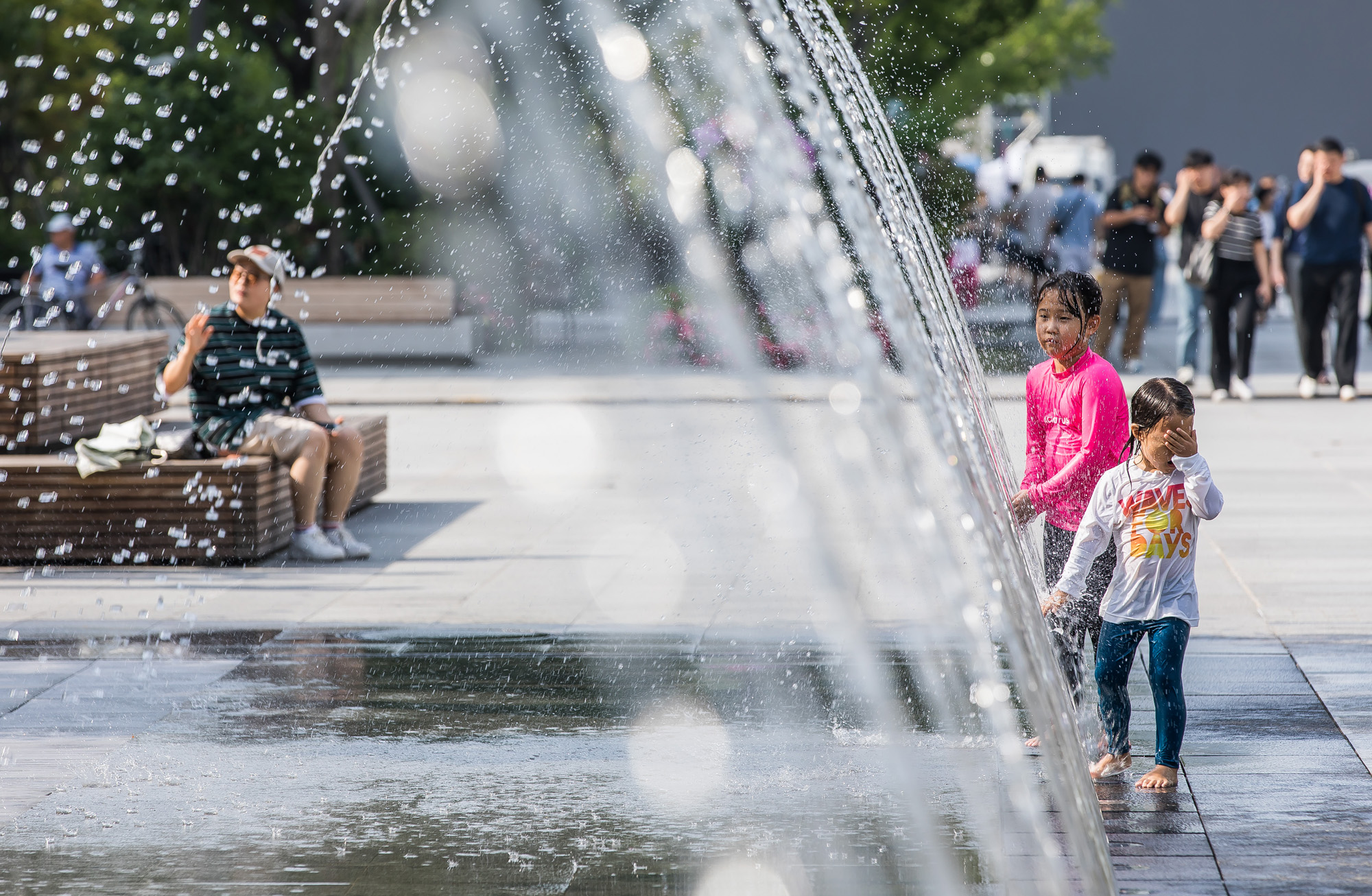사회;세태;계절스케치;여름;폭염;무더위;광화문광장분수대;분수대물놀이