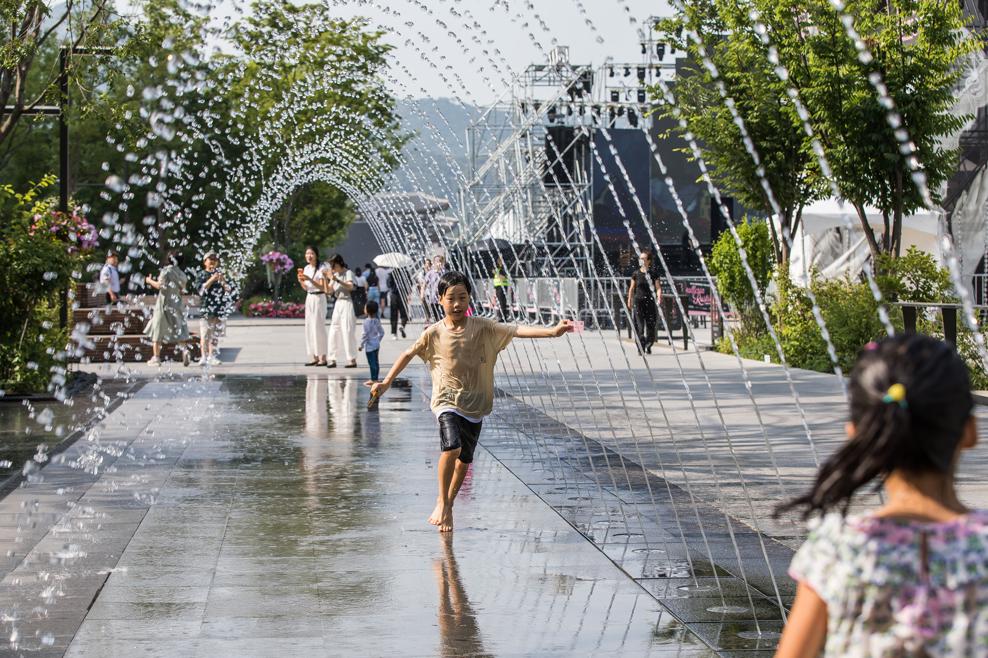 사회;세태;계절스케치;여름;폭염;무더위;광화문광장분수대;분수대물놀이