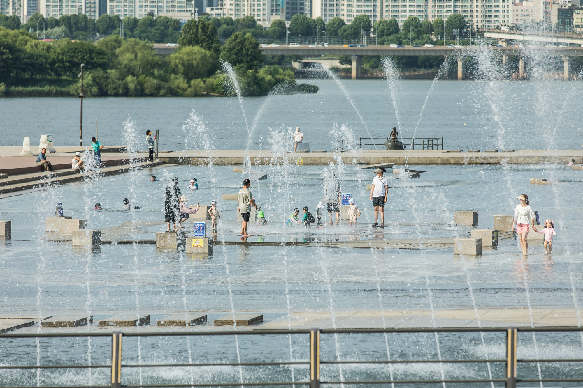 사회;세태;계절스케치;여름;폭염;무더위;여의도한강공원;여의도한강공원물빛광장;어린이물놀이