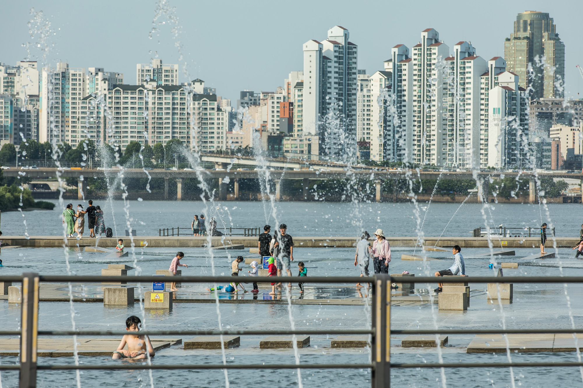 사회;세태;계절스케치;여름;폭염;무더위;여의도한강공원;여의도한강공원물빛광장;어린이물놀이