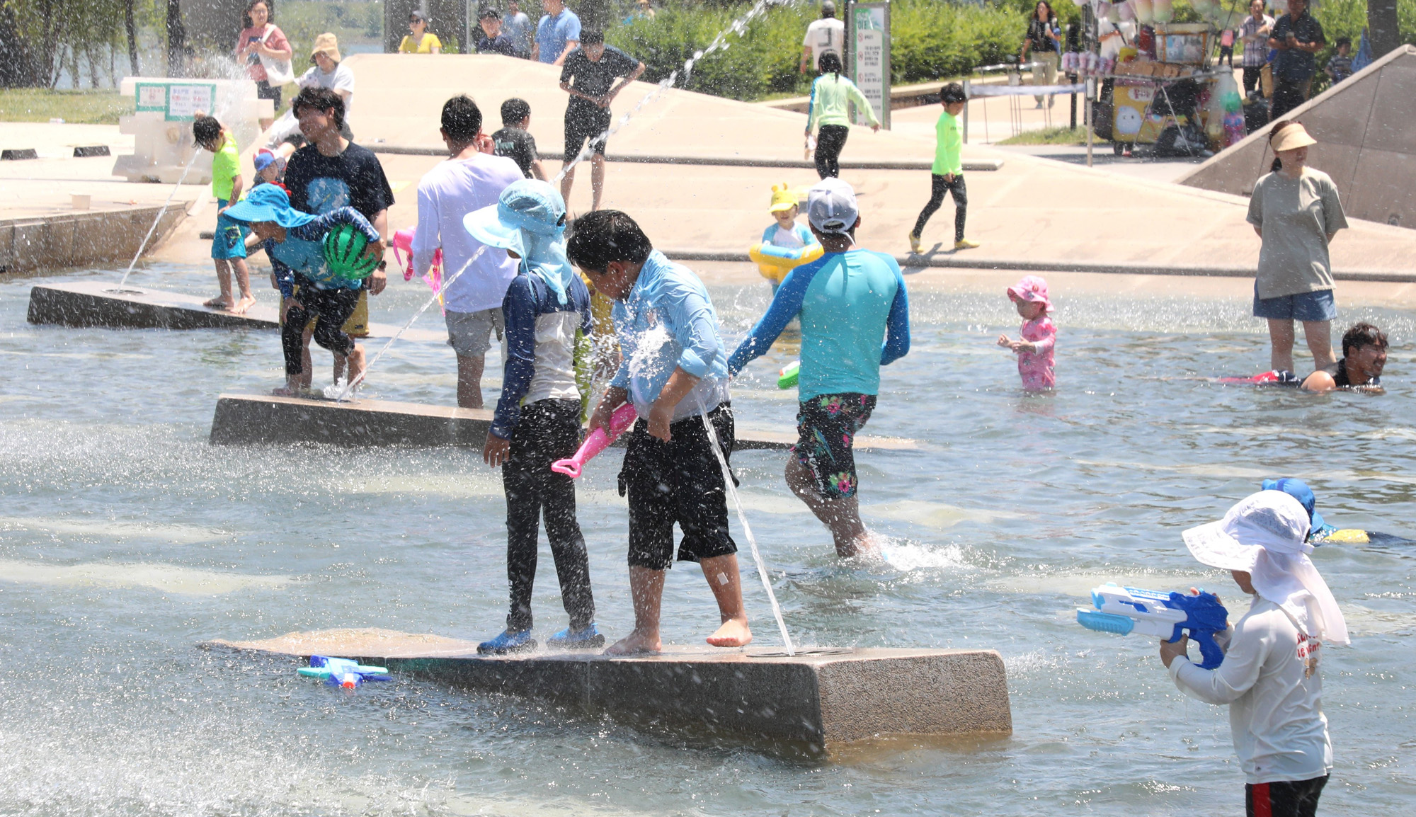 사회;날씨;무더위;한여름;여의도물빛광장;물놀이